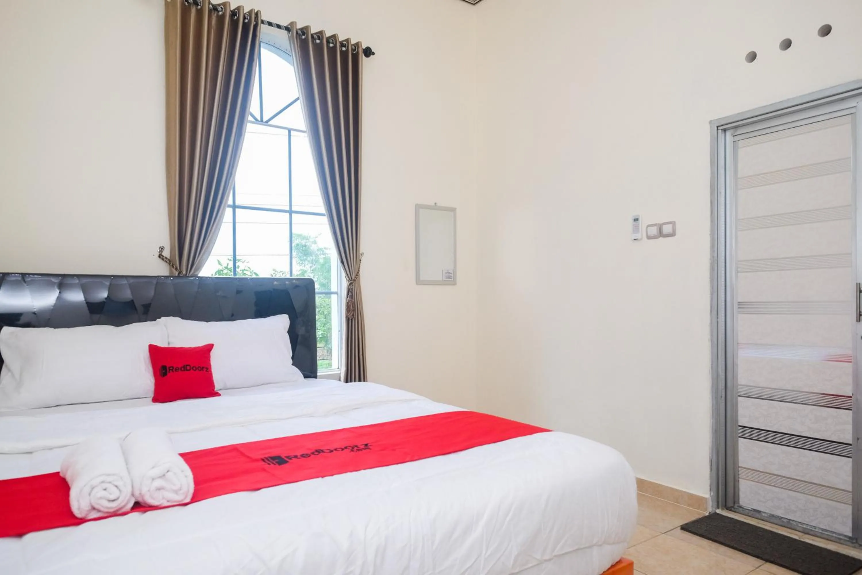 Bedroom, Bed in RedDoorz near Terminal Bus Purwokerto