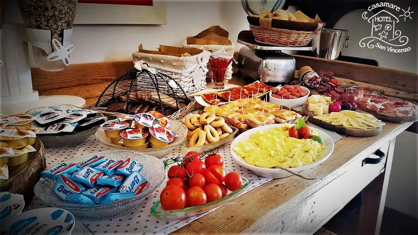 Communal lounge/ TV room in Casamare Hotel