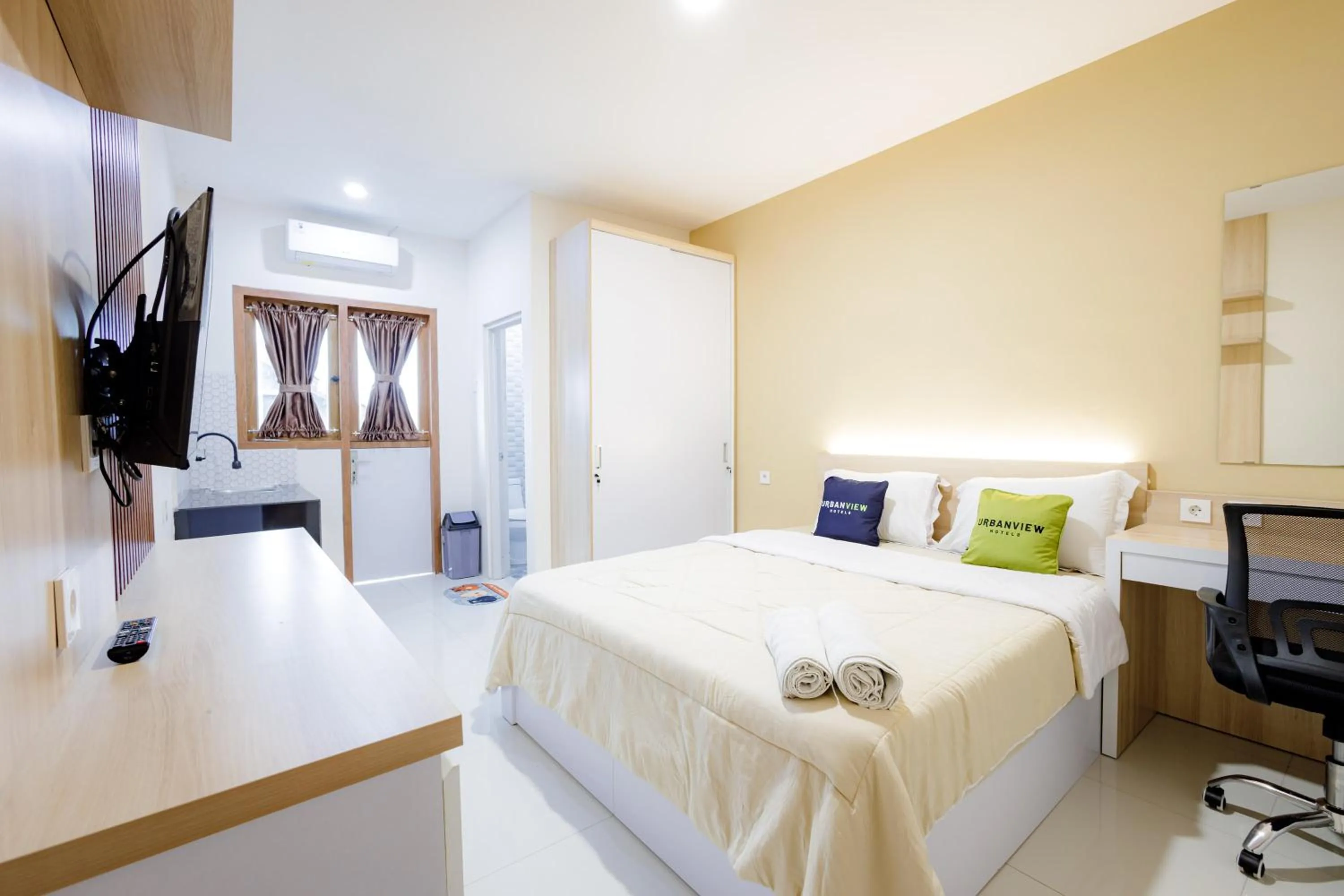 Bedroom, Bed in Urbanview Hotel Syariah The Ragunan Residence