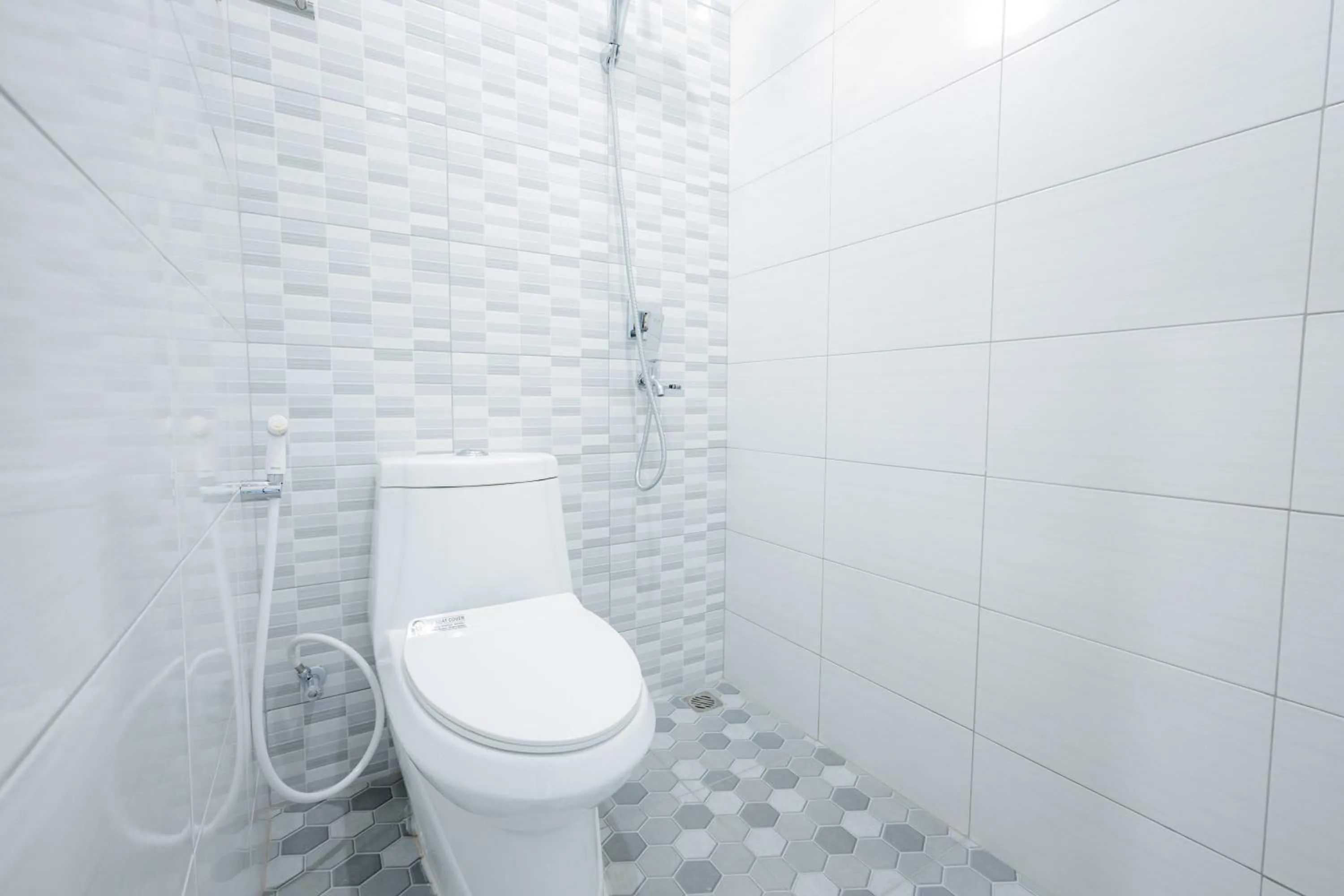 Toilet in Urbanview Hotel Syariah The Ragunan Residence