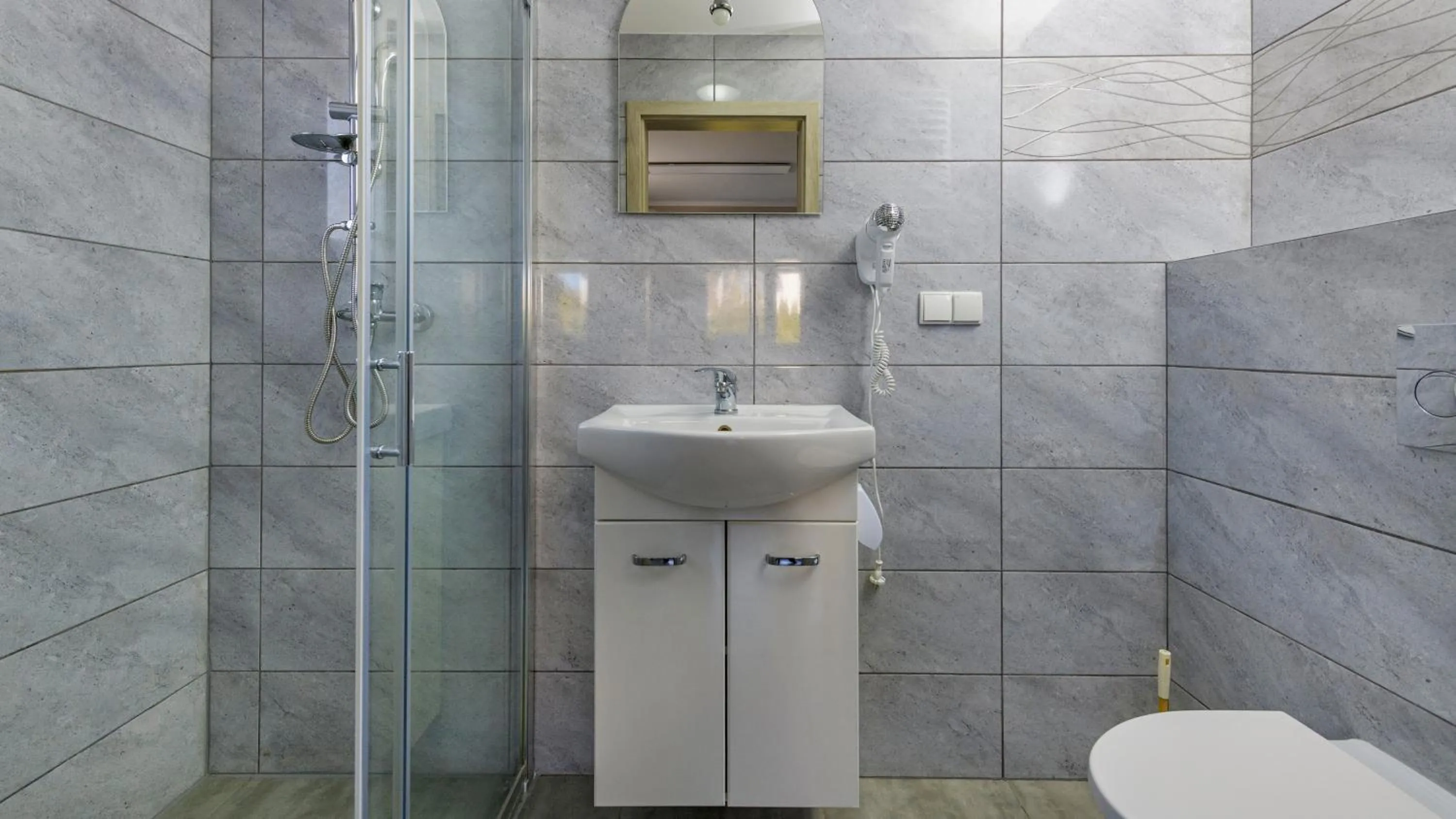 Shower in Jasne Wybrzeże, Sun & Snow