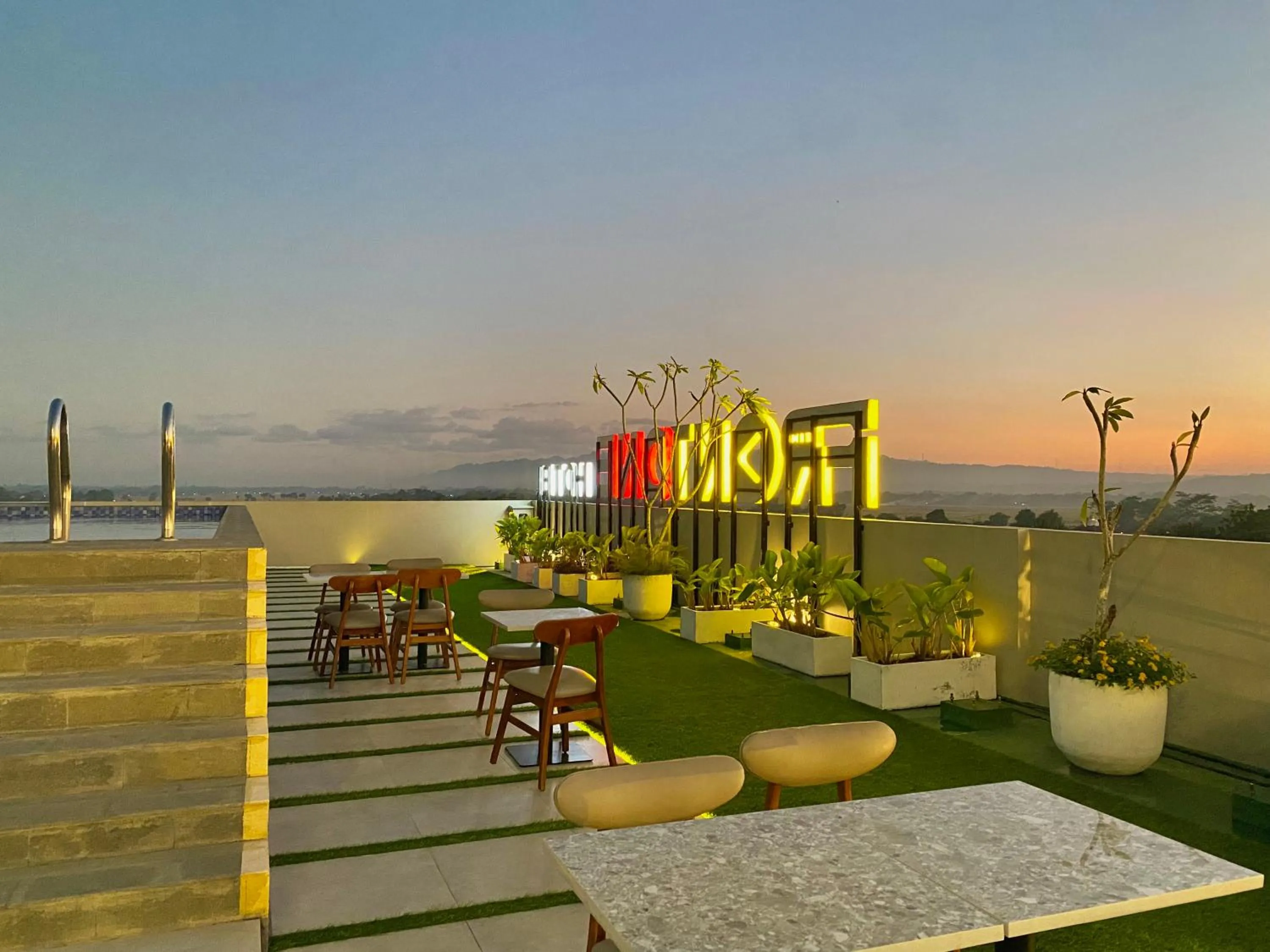 Restaurant/places to eat in Front One Hotel Gombong