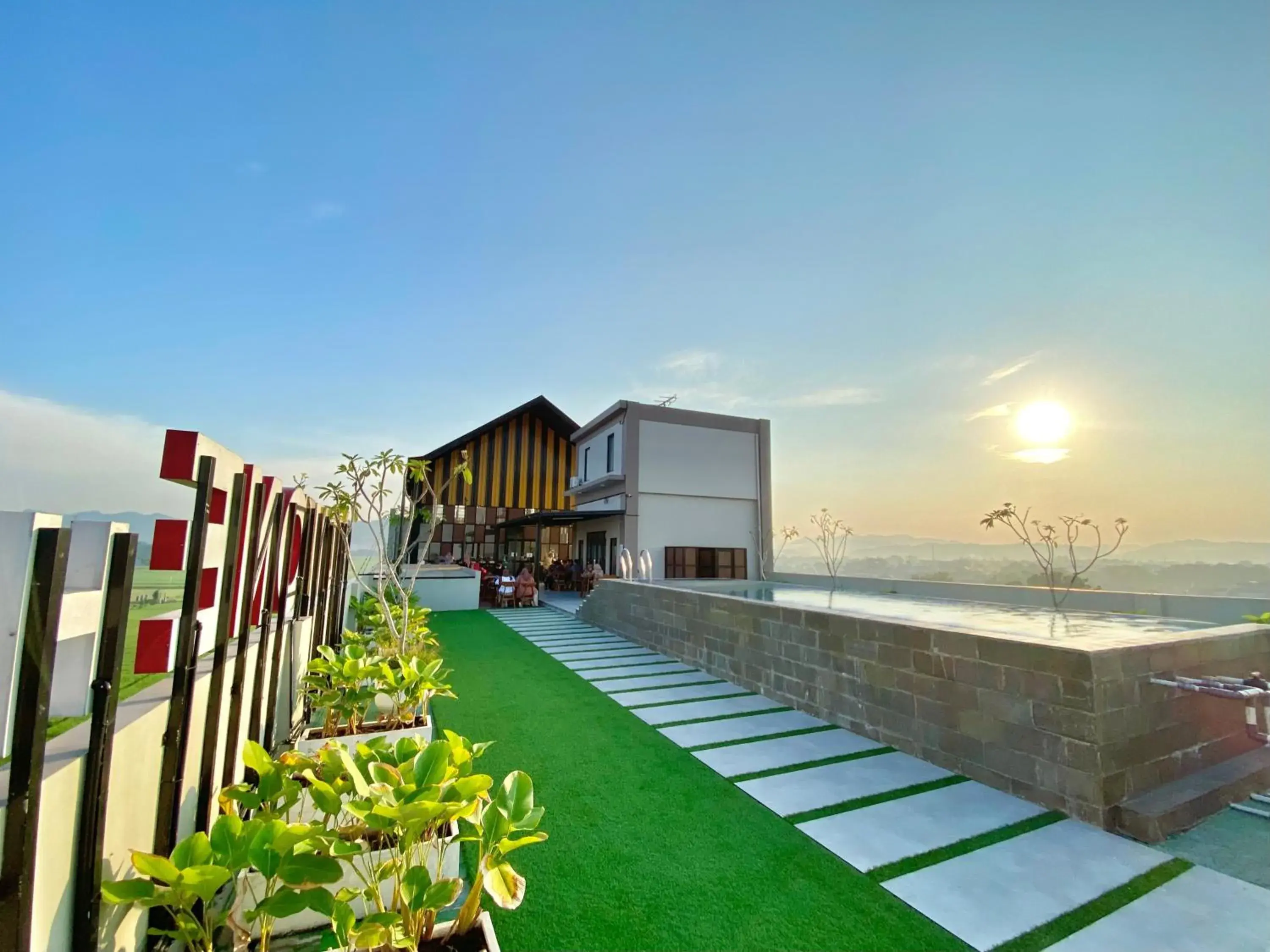 Swimming pool in Front One Hotel Gombong Swimming pool in Front One Hotel Gombong