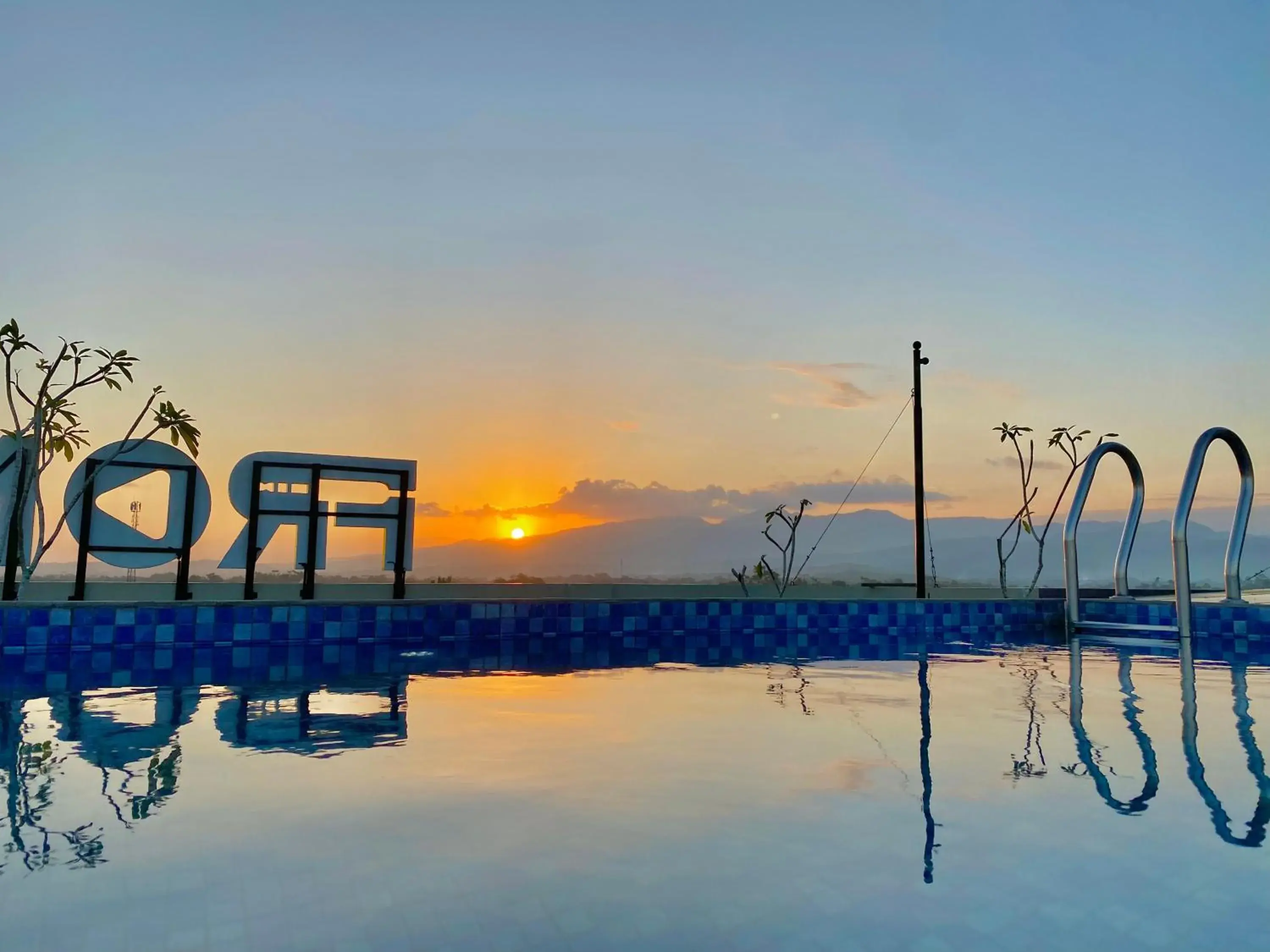 Pool view in Front One Hotel Gombong Pool view in Front One Hotel Gombong