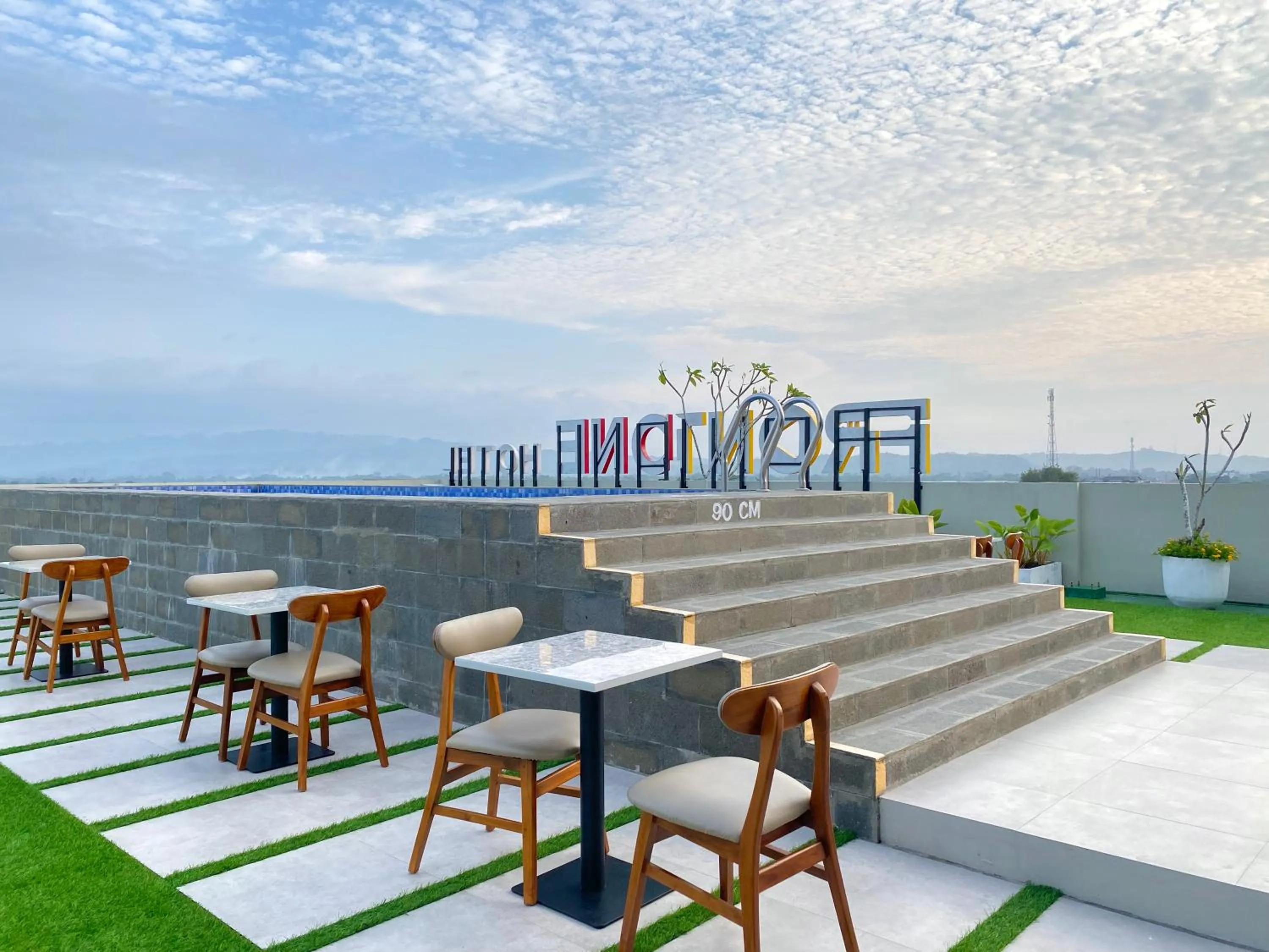 Restaurant/places to eat in Front One Hotel Gombong