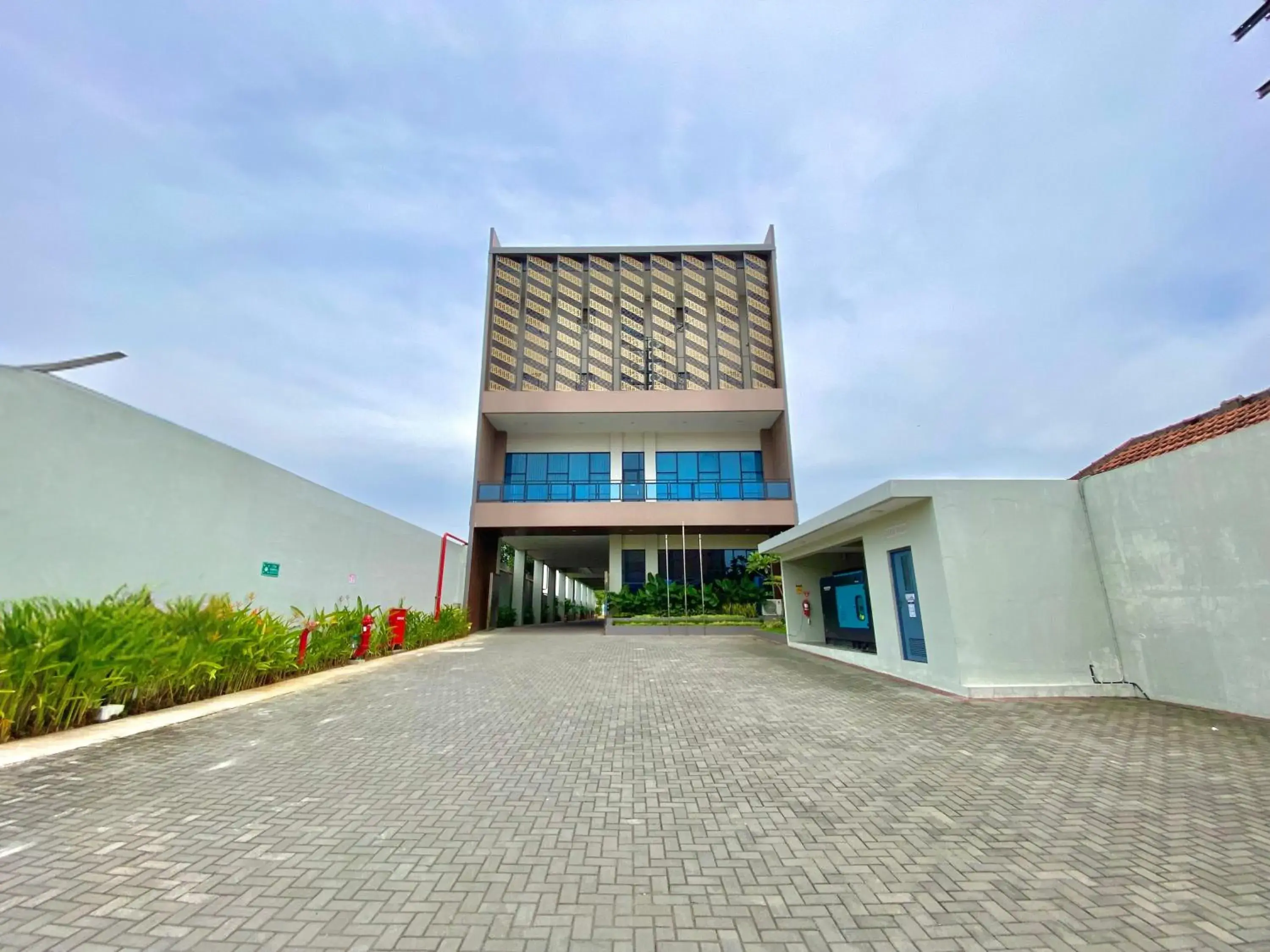 Property building in Front One Hotel Gombong Property building in Front One Hotel Gombong