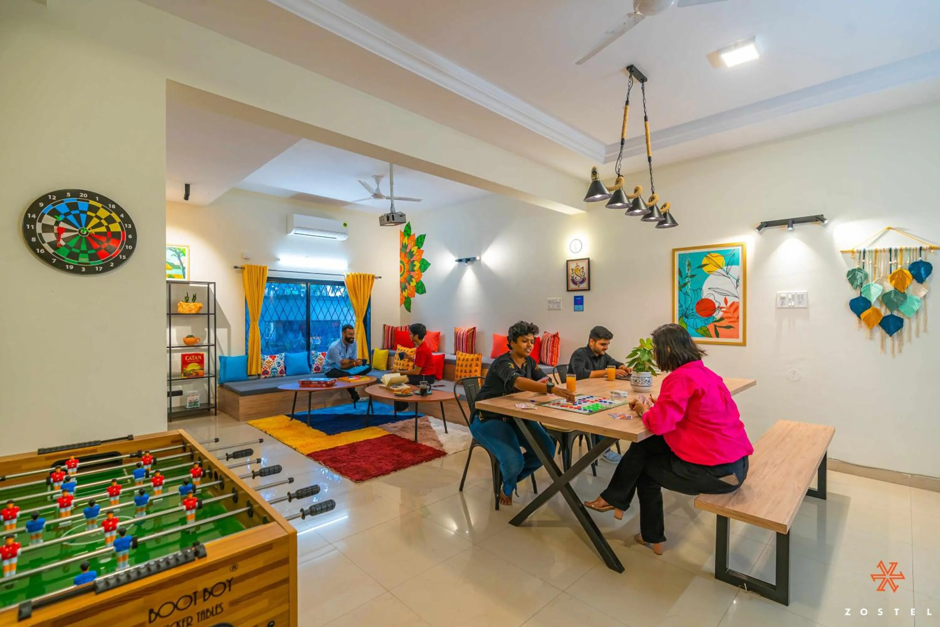 Communal lounge/ TV room in Zostel Pune (Viman Nagar)