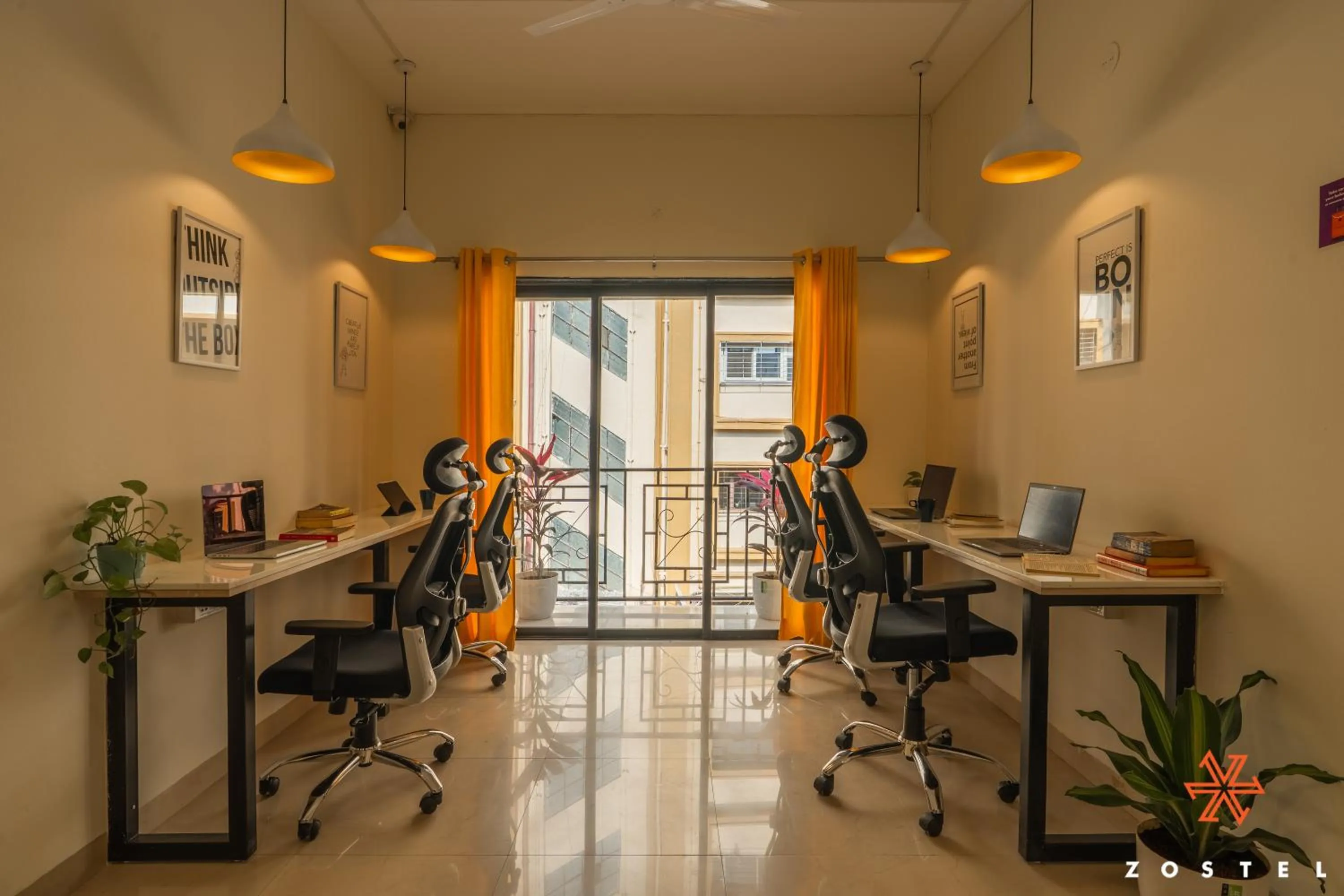 Communal lounge/ TV room in Zostel Pune, Viman Nagar