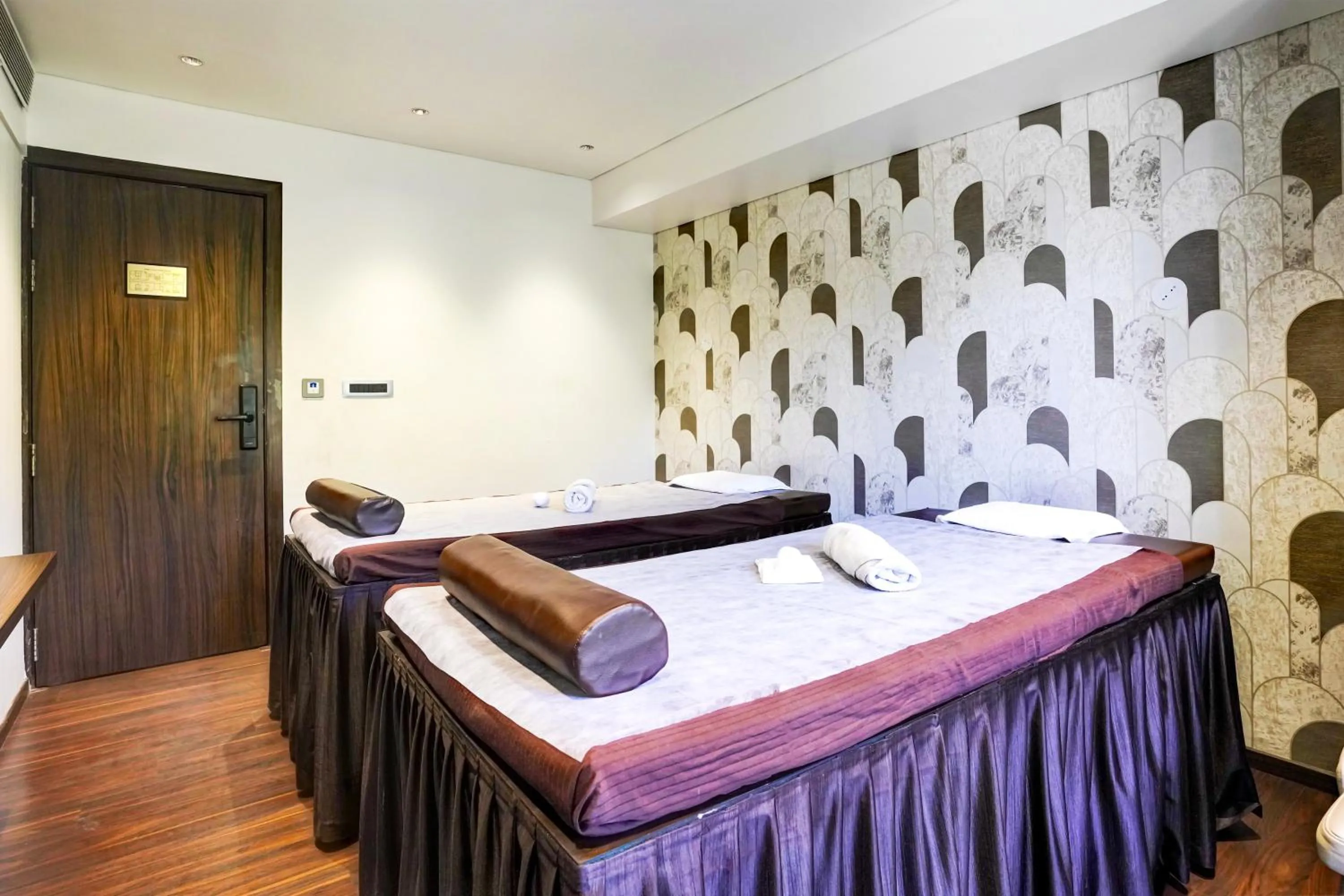 Other, Bed in Palette Magarpatta City formerly Emerald Guestimony