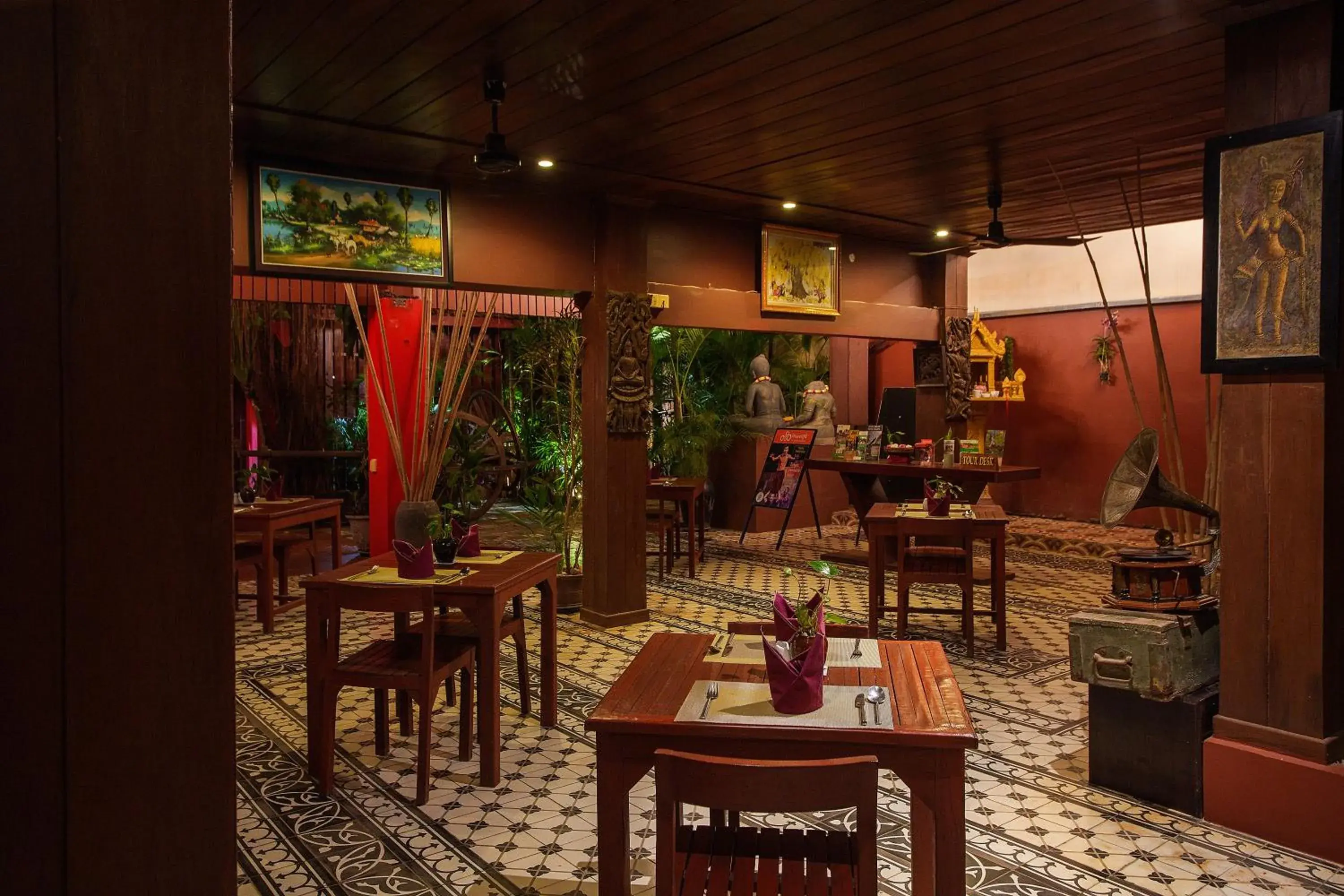 Restaurant/places to eat in RESIDENCE 1960 Restaurant/places to eat in RESIDENCE 1960