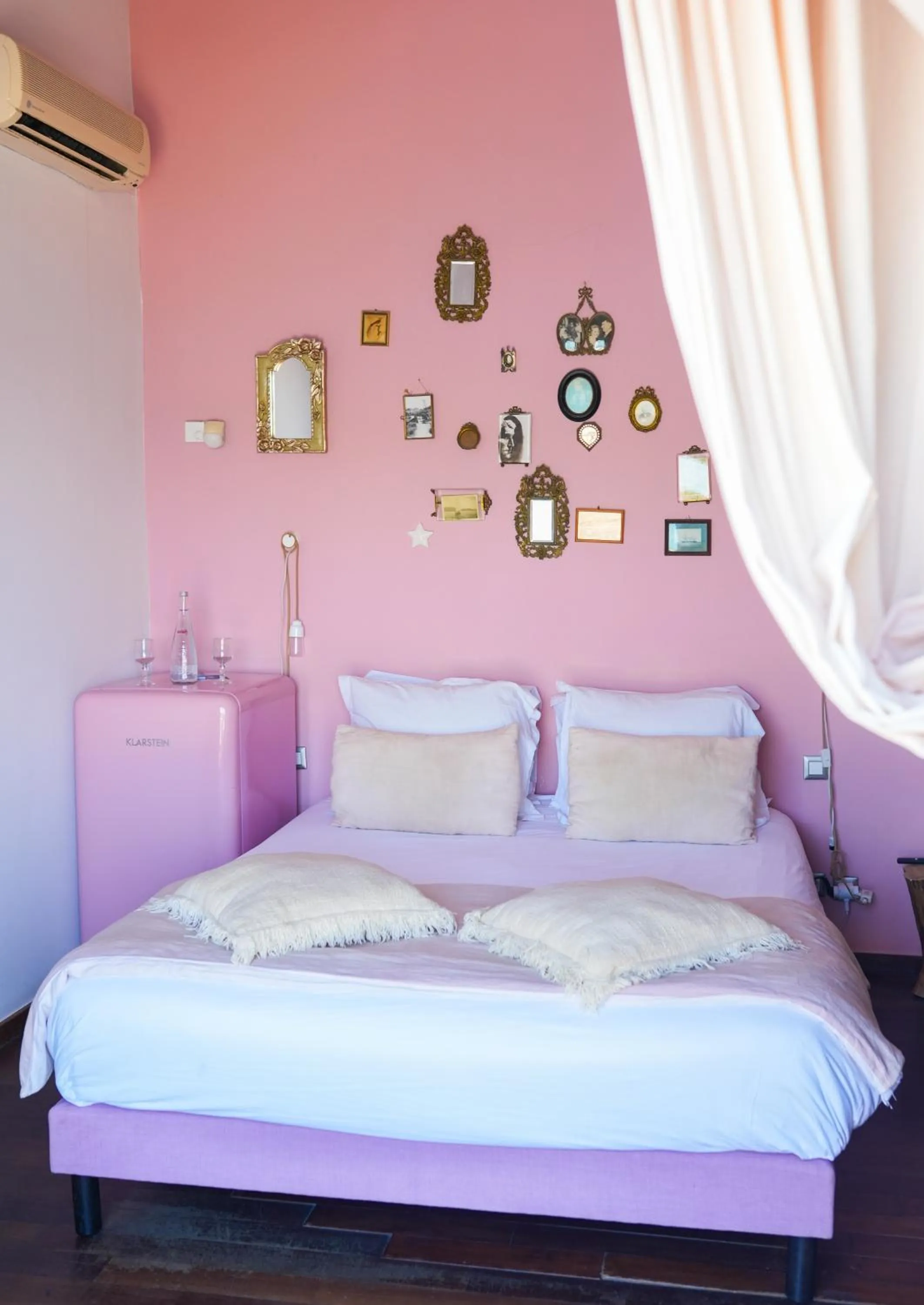 Property building, Bed in O Petit Monde