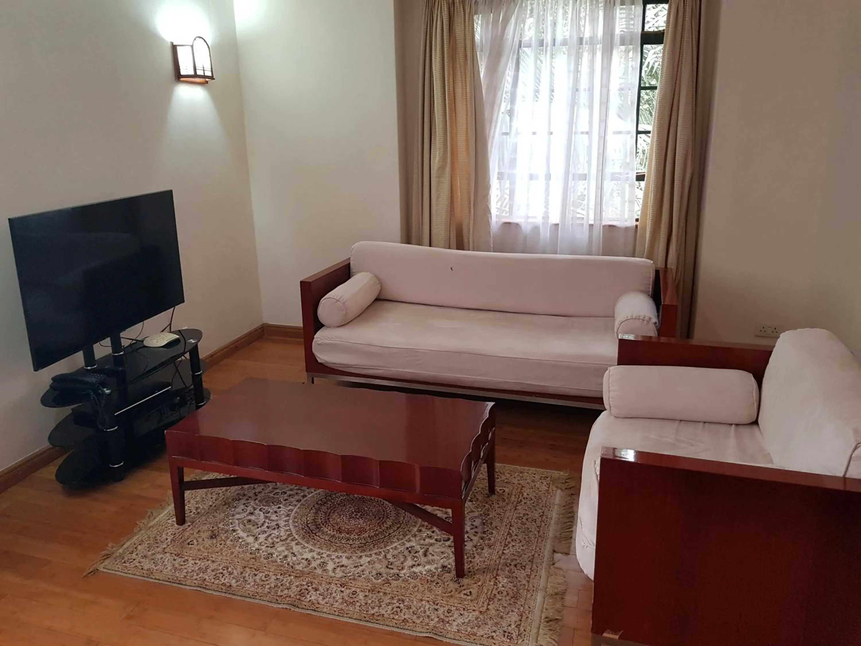 TV and multimedia in Natural Oak Apartments