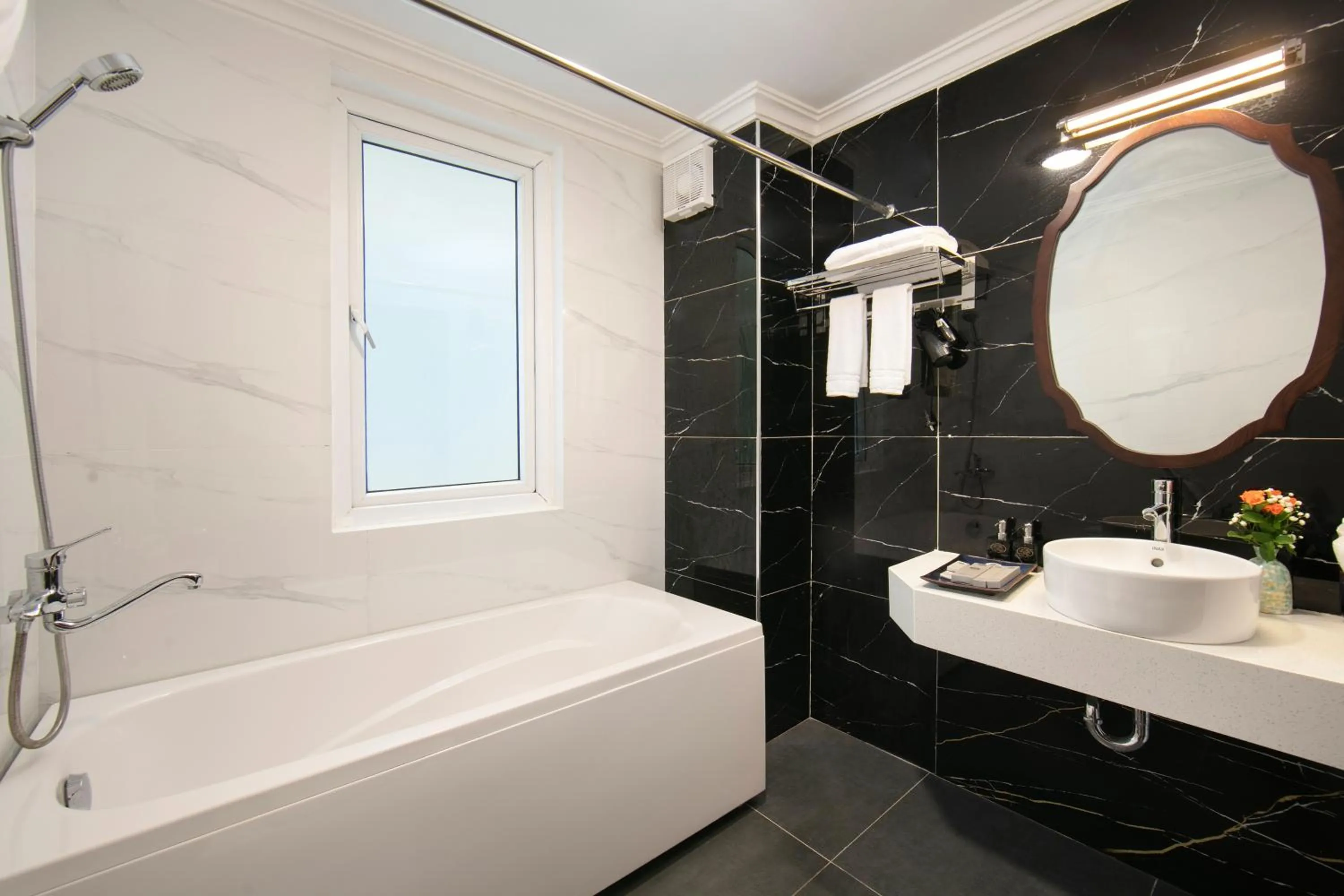 Bath in Serene Central Hotel