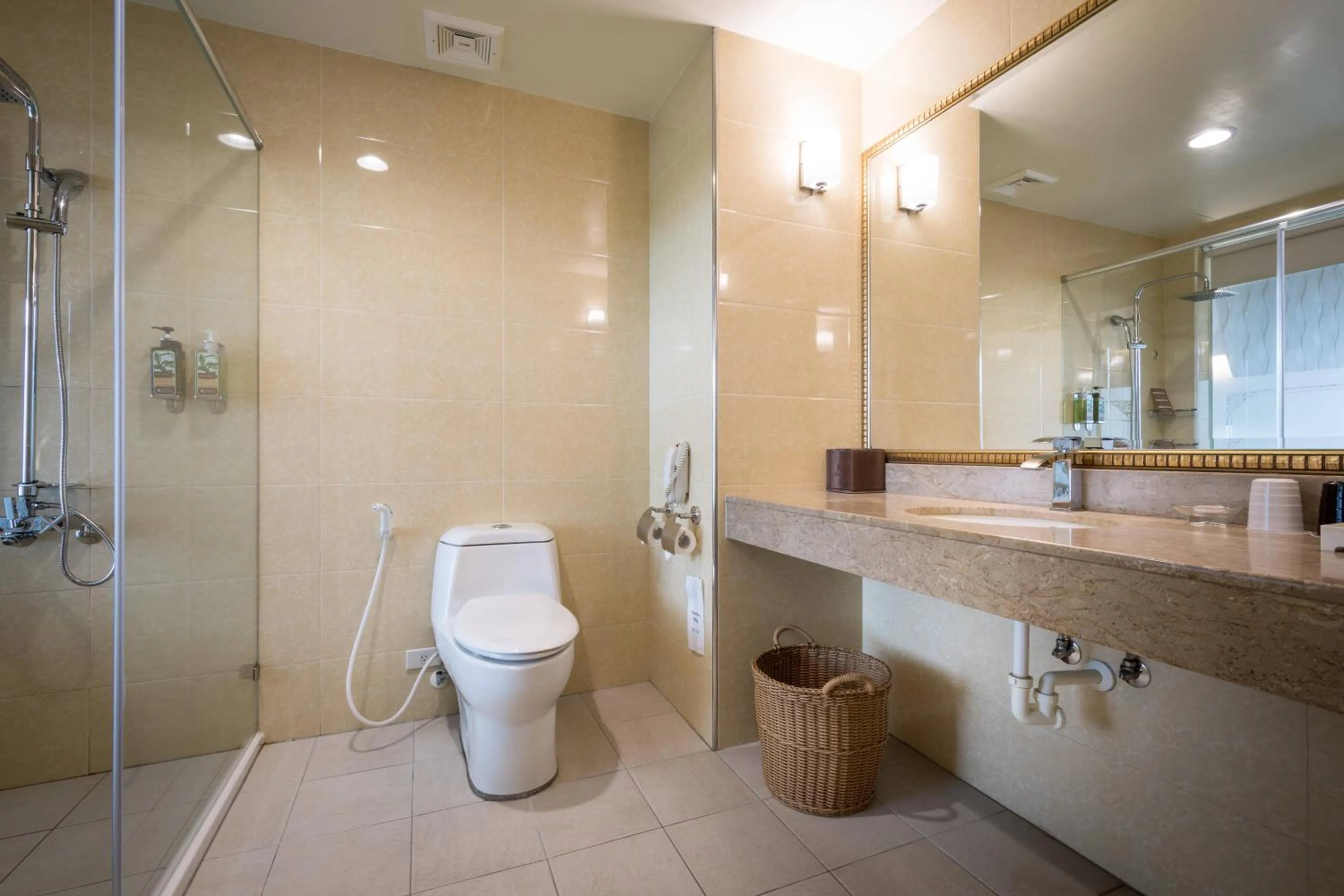 Shower in Royal Chiayi Hotel