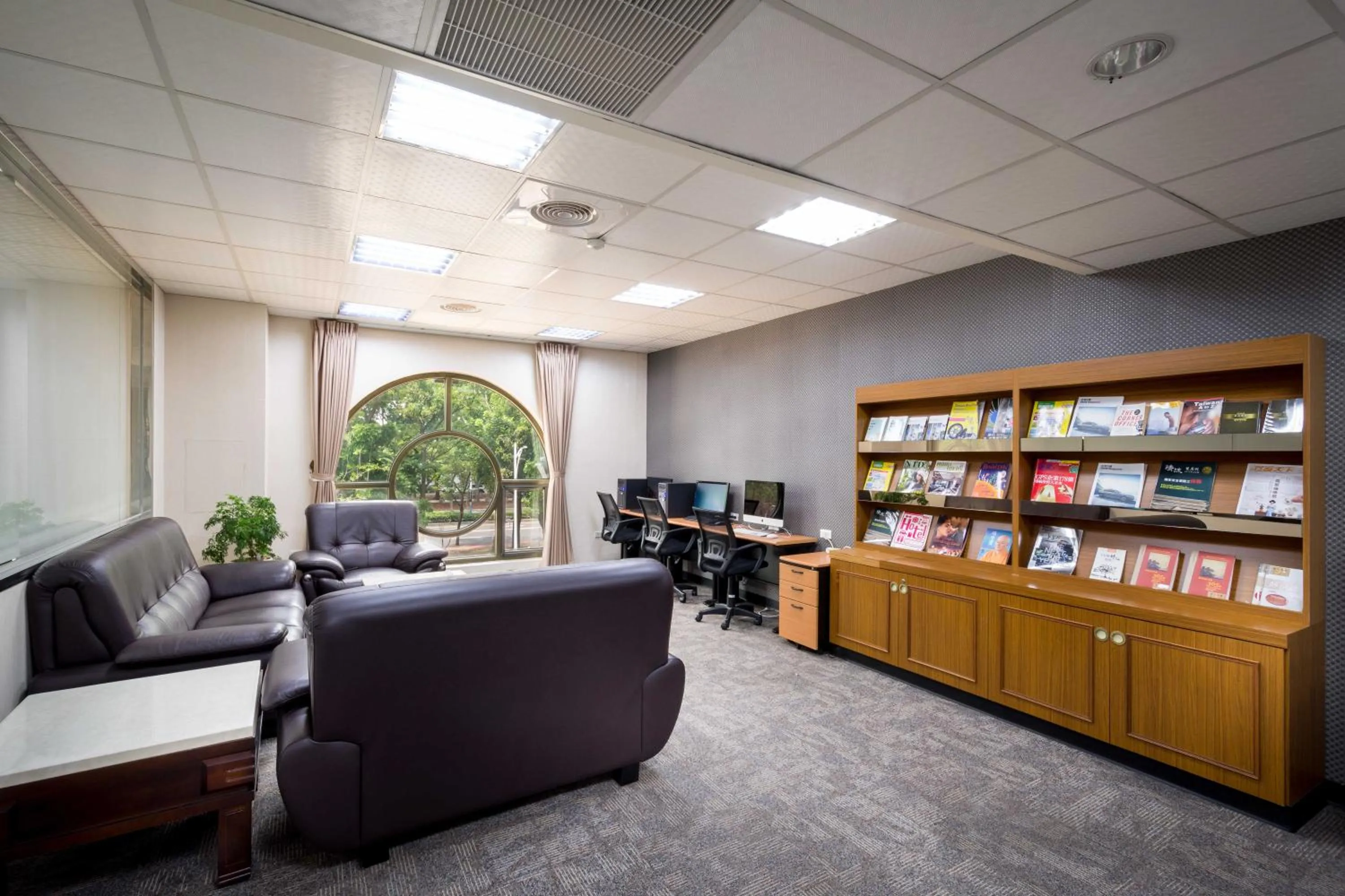 Communal lounge/ TV room in Royal Chiayi Hotel