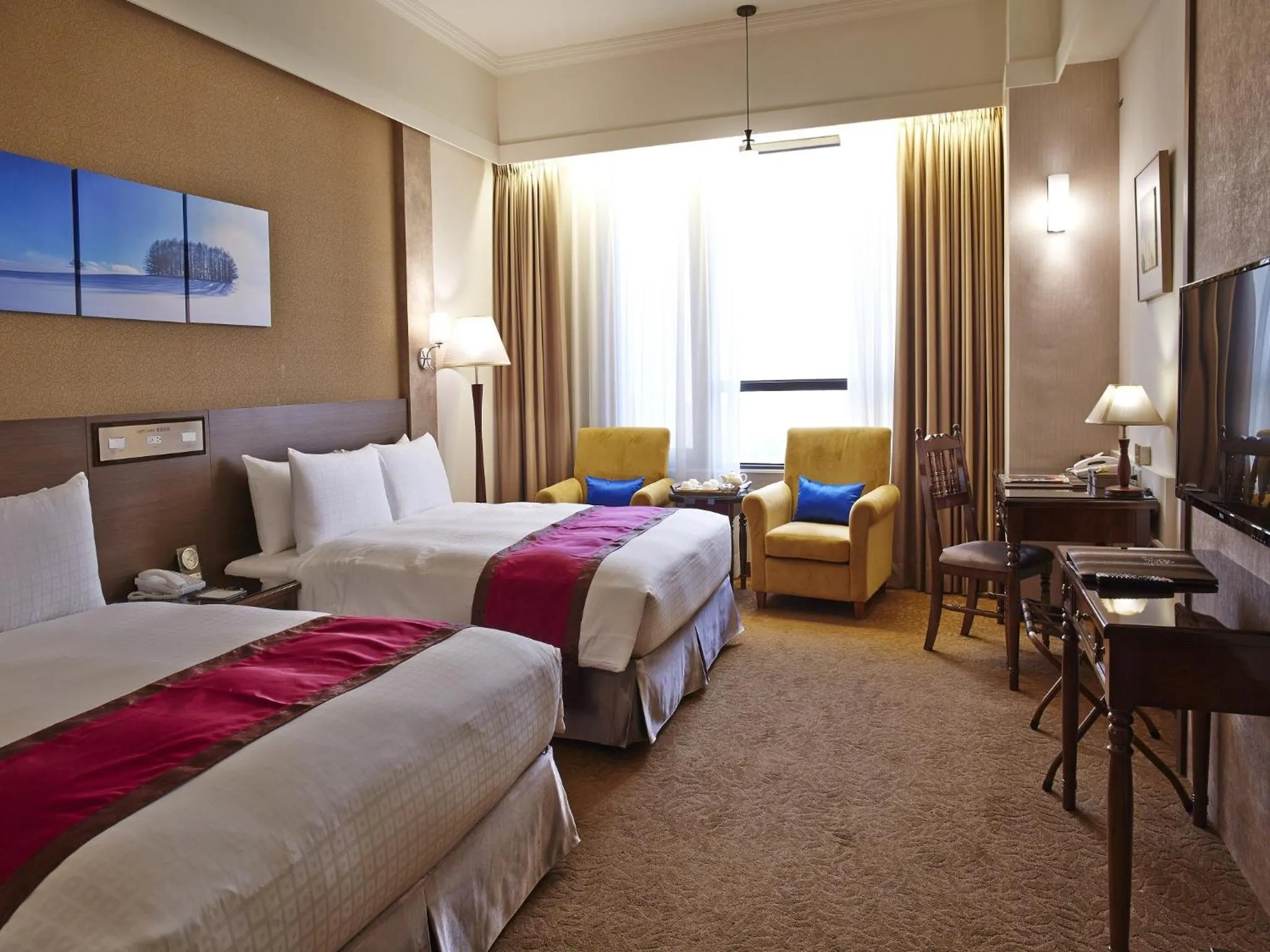 Bed in Royal Chiayi Hotel