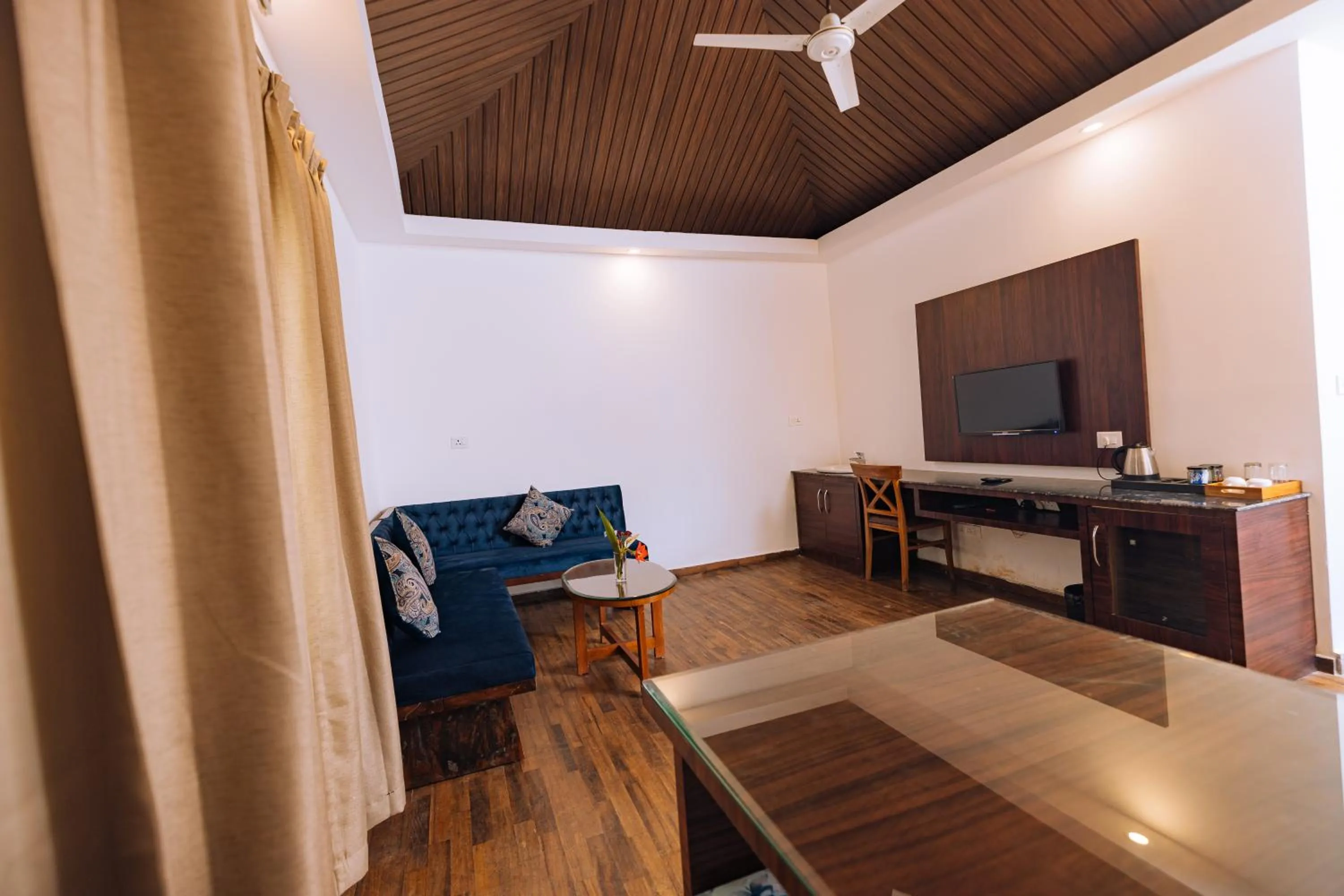 Communal lounge/ TV room in Elixir Woods Luxury Resort And Spa, Munnar