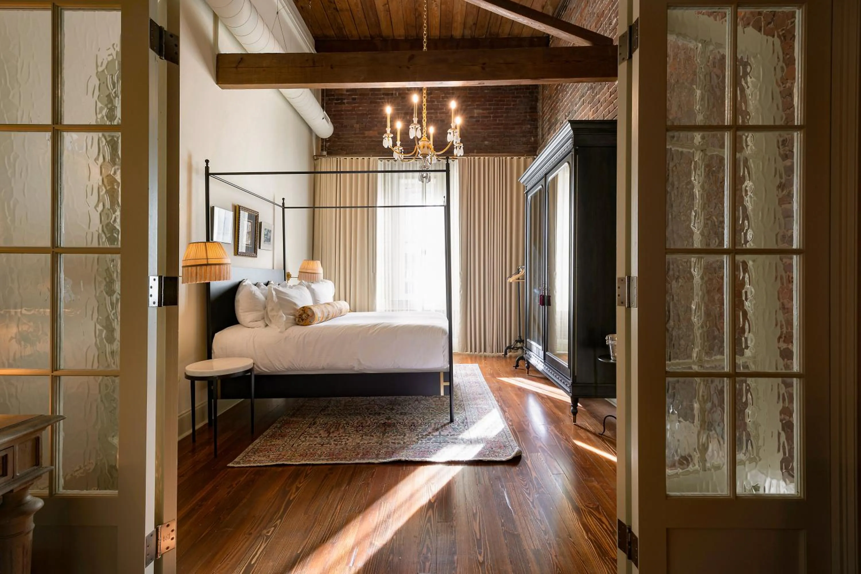 Bed in Hotel Cleo, Knoxville Downtown, a Tribute Portfolio Hotel