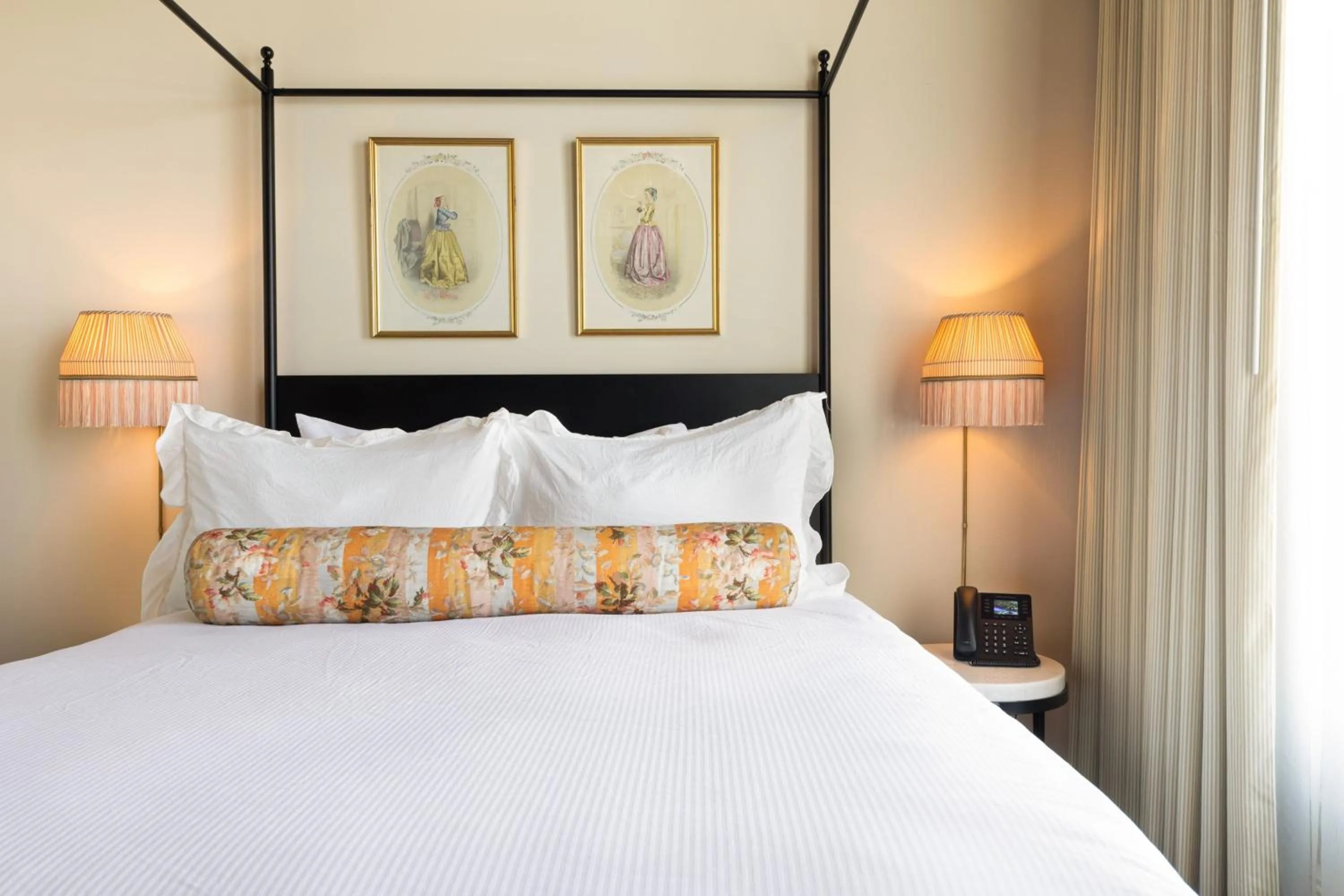 Photo of the whole room, Bed in Hotel Cleo, Knoxville Downtown, a Tribute Portfolio Hotel