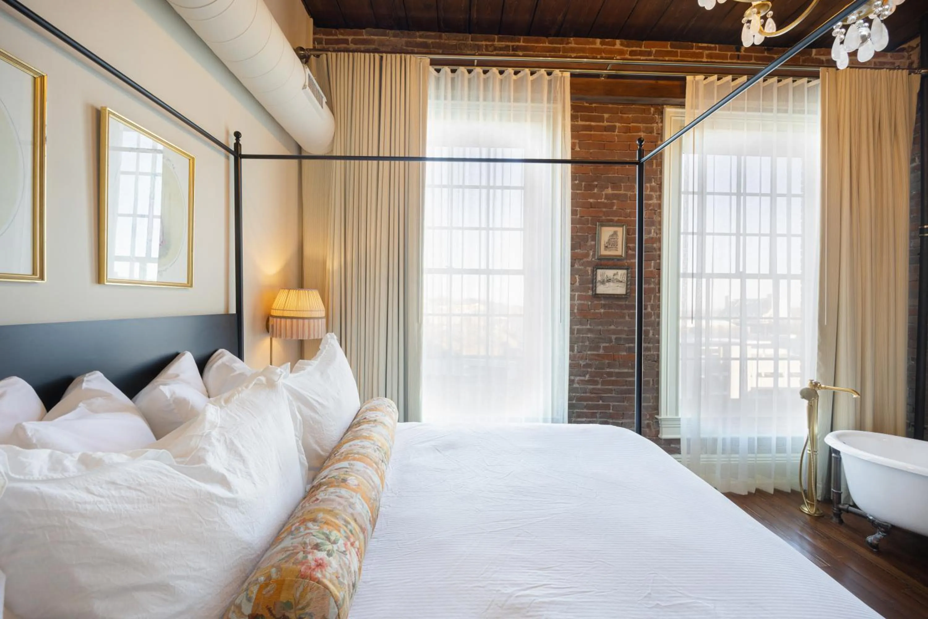 Bed in Hotel Cleo, Knoxville Downtown, a Tribute Portfolio Hotel