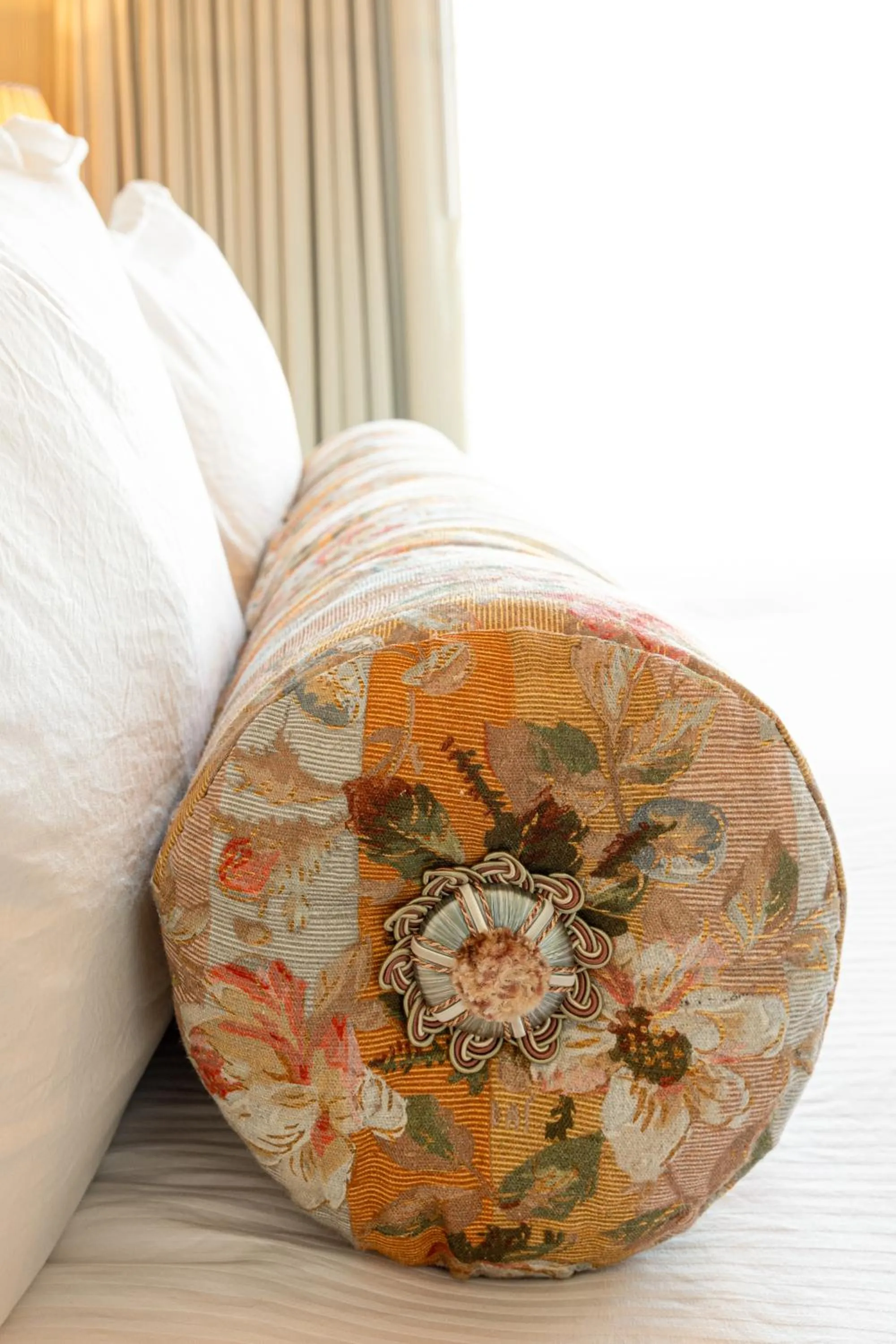 Bed in Hotel Cleo, Knoxville Downtown, a Tribute Portfolio Hotel