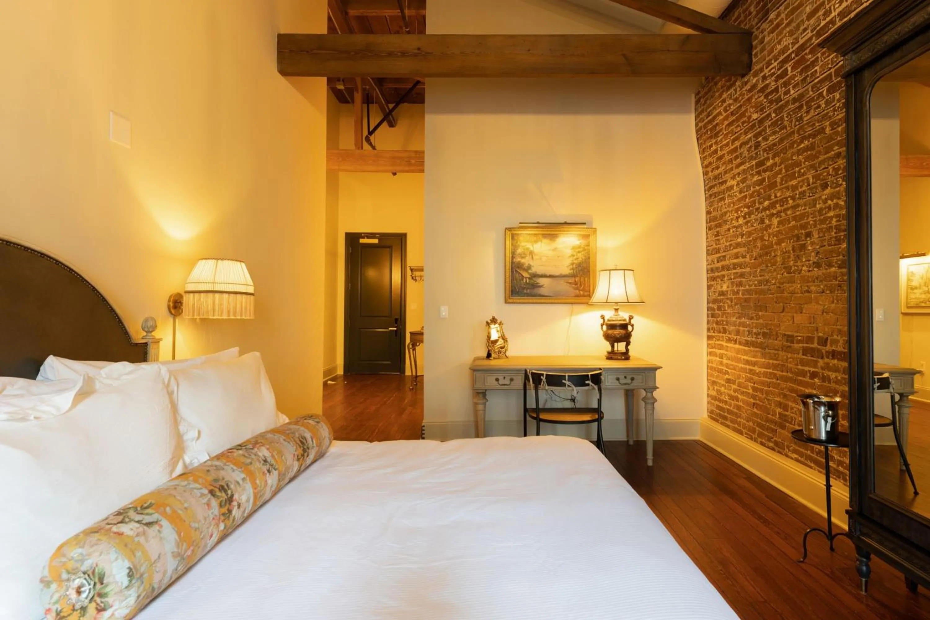 Photo of the whole room, Bed in Hotel Cleo, Knoxville Downtown, a Tribute Portfolio Hotel