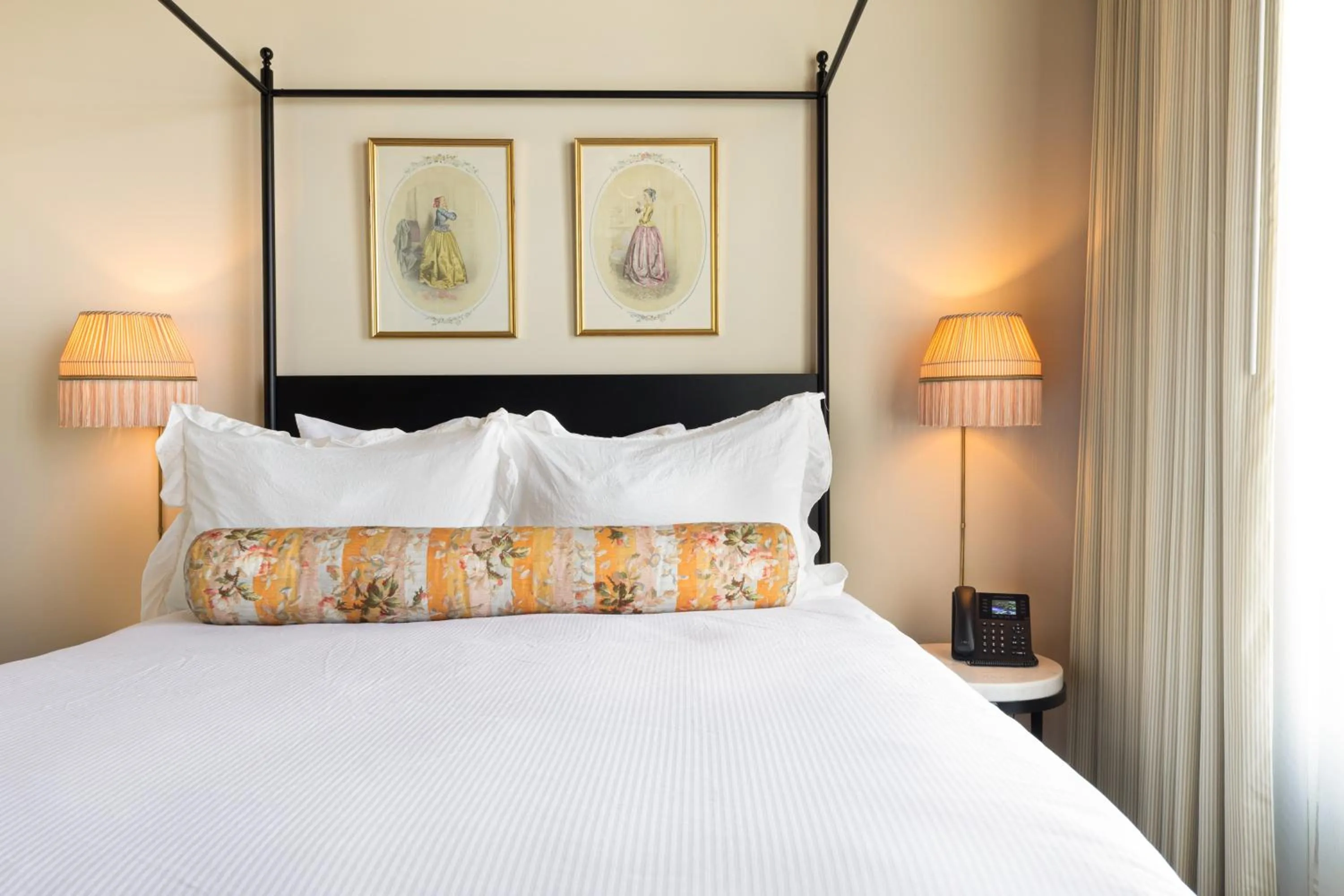 Bed in Hotel Cleo, Knoxville Downtown, a Tribute Portfolio Hotel