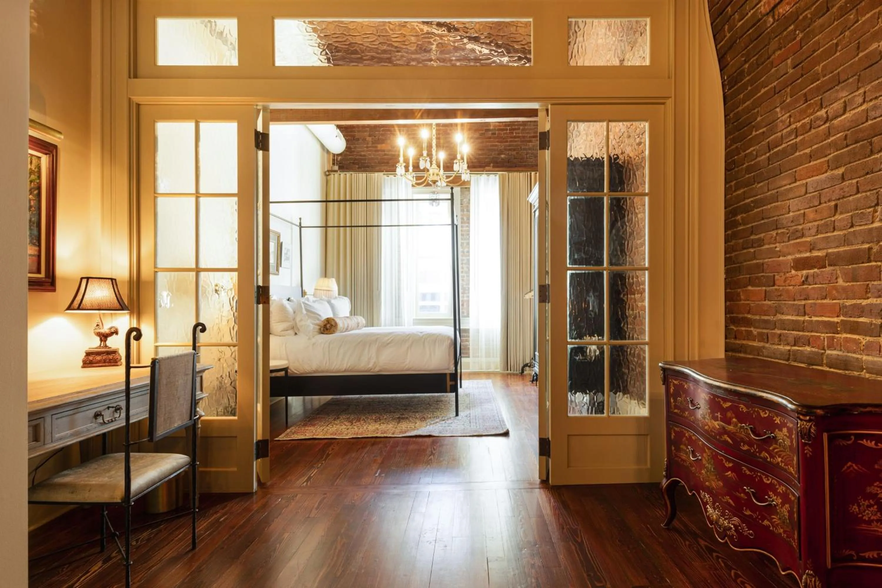 Photo of the whole room, Bed in Hotel Cleo, Knoxville Downtown, a Tribute Portfolio Hotel