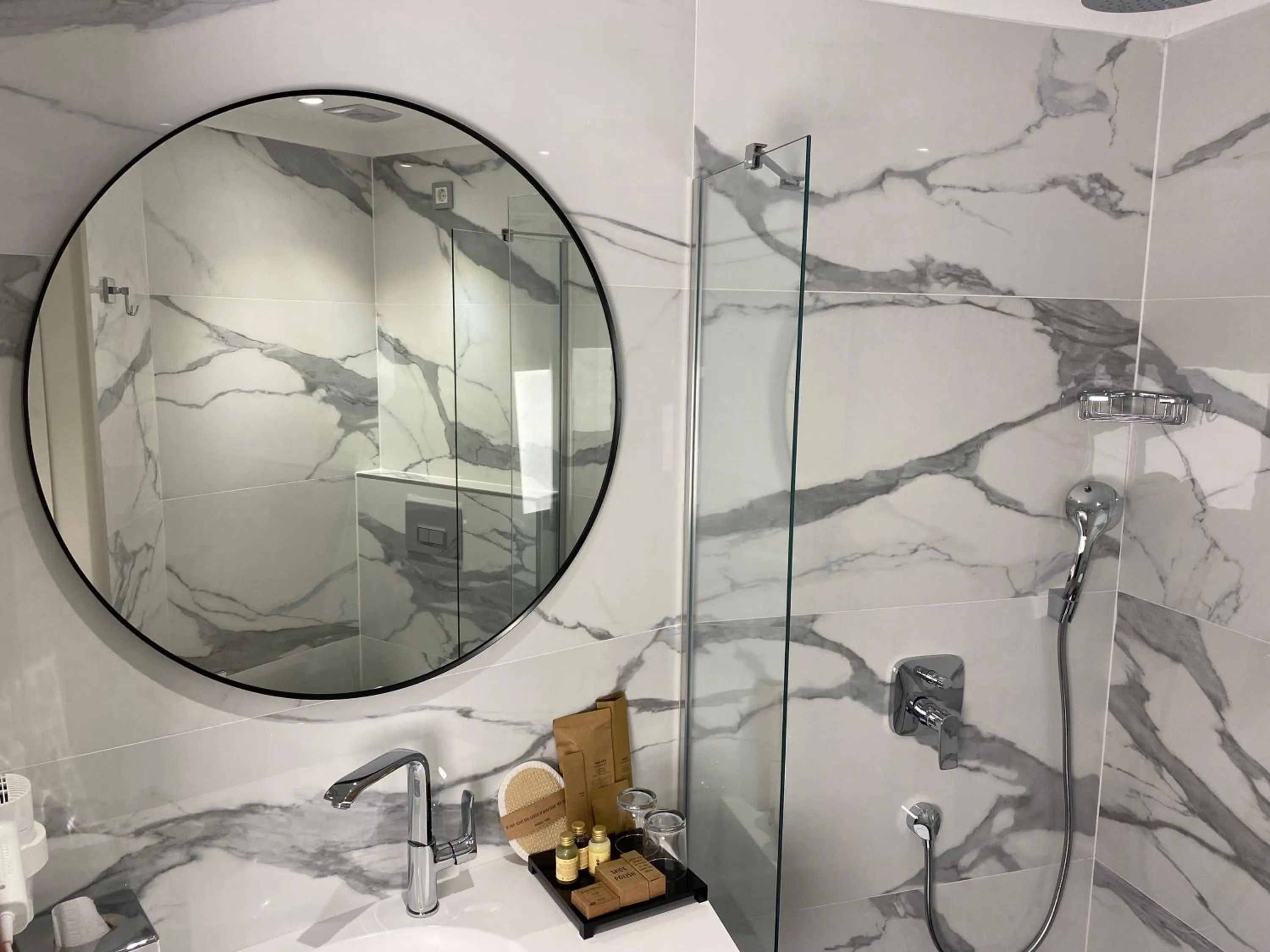 Shower in Joyway Hotels Istanbul Sultanahmet