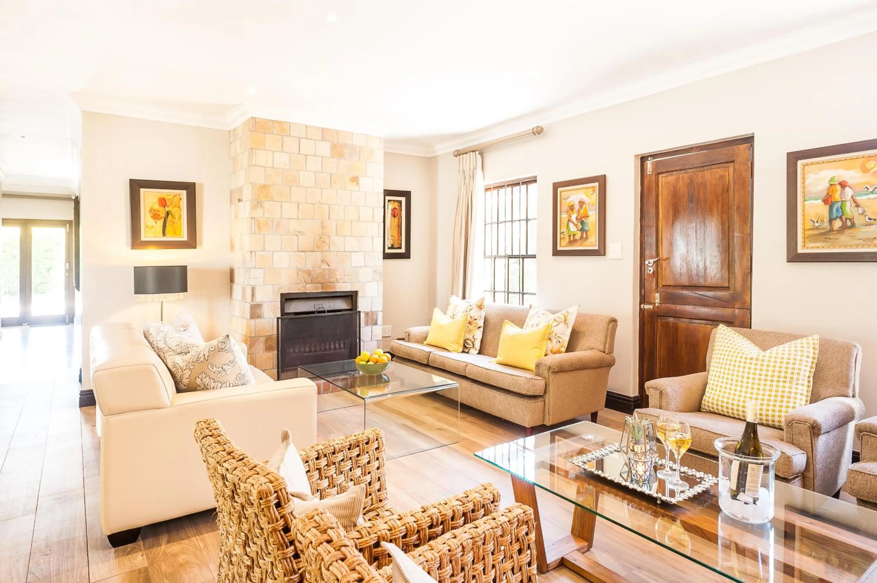 Communal lounge/ TV room in Evertsdal Guesthouse