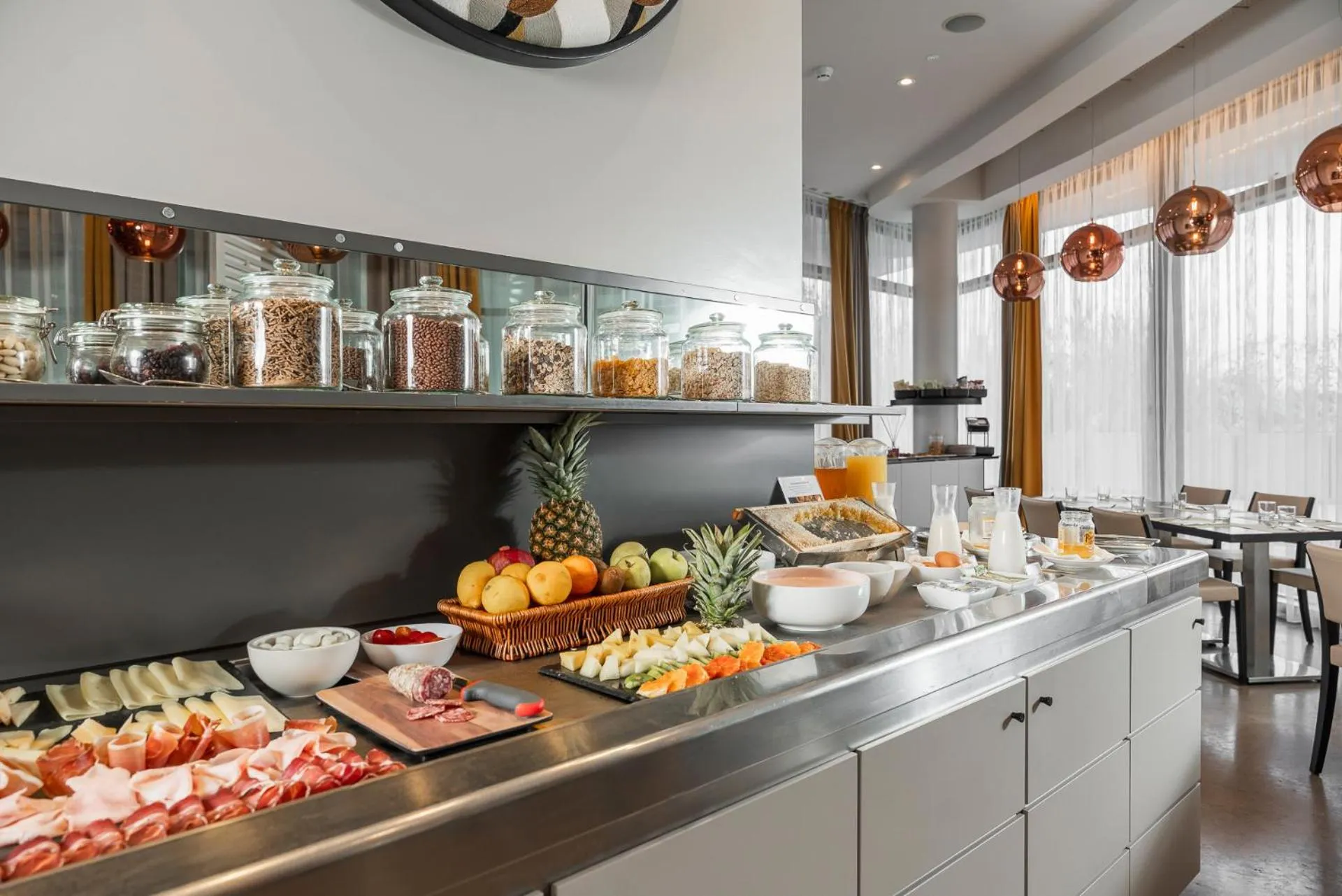 Food and drinks in Welcome Hotel