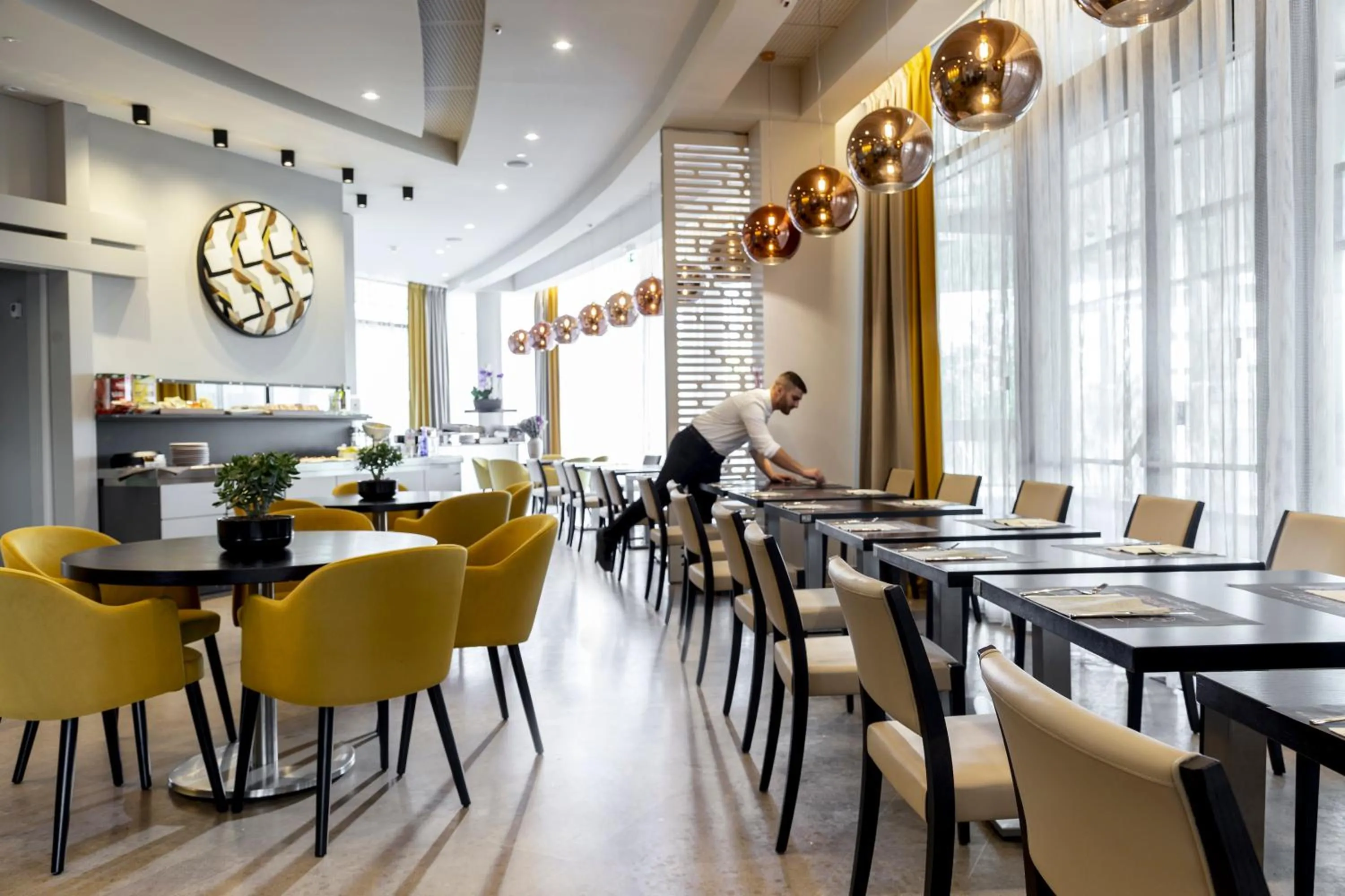 Restaurant/places to eat in Welcome Hotel