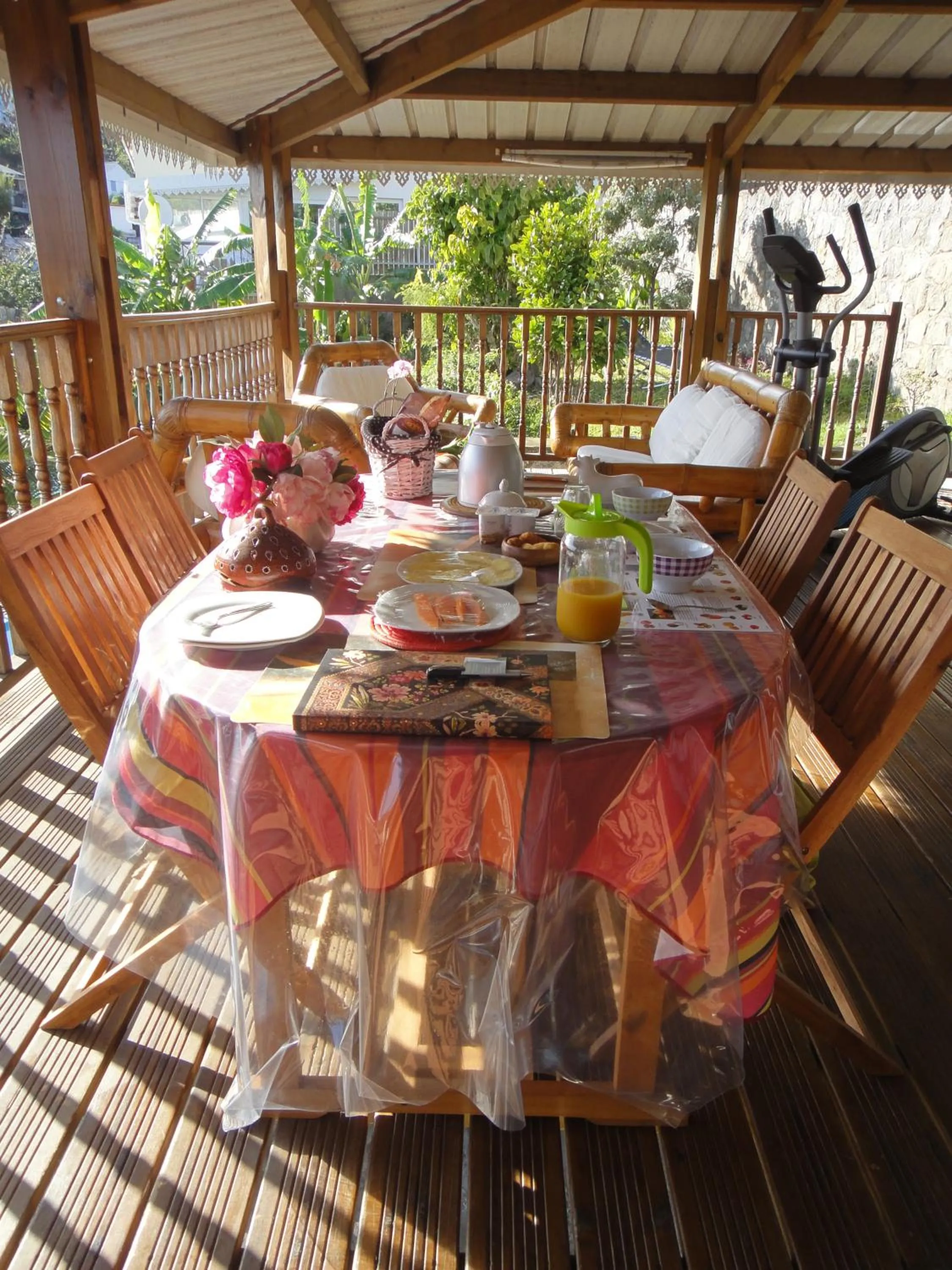 Communal kitchen in Villa Hélèna B&B