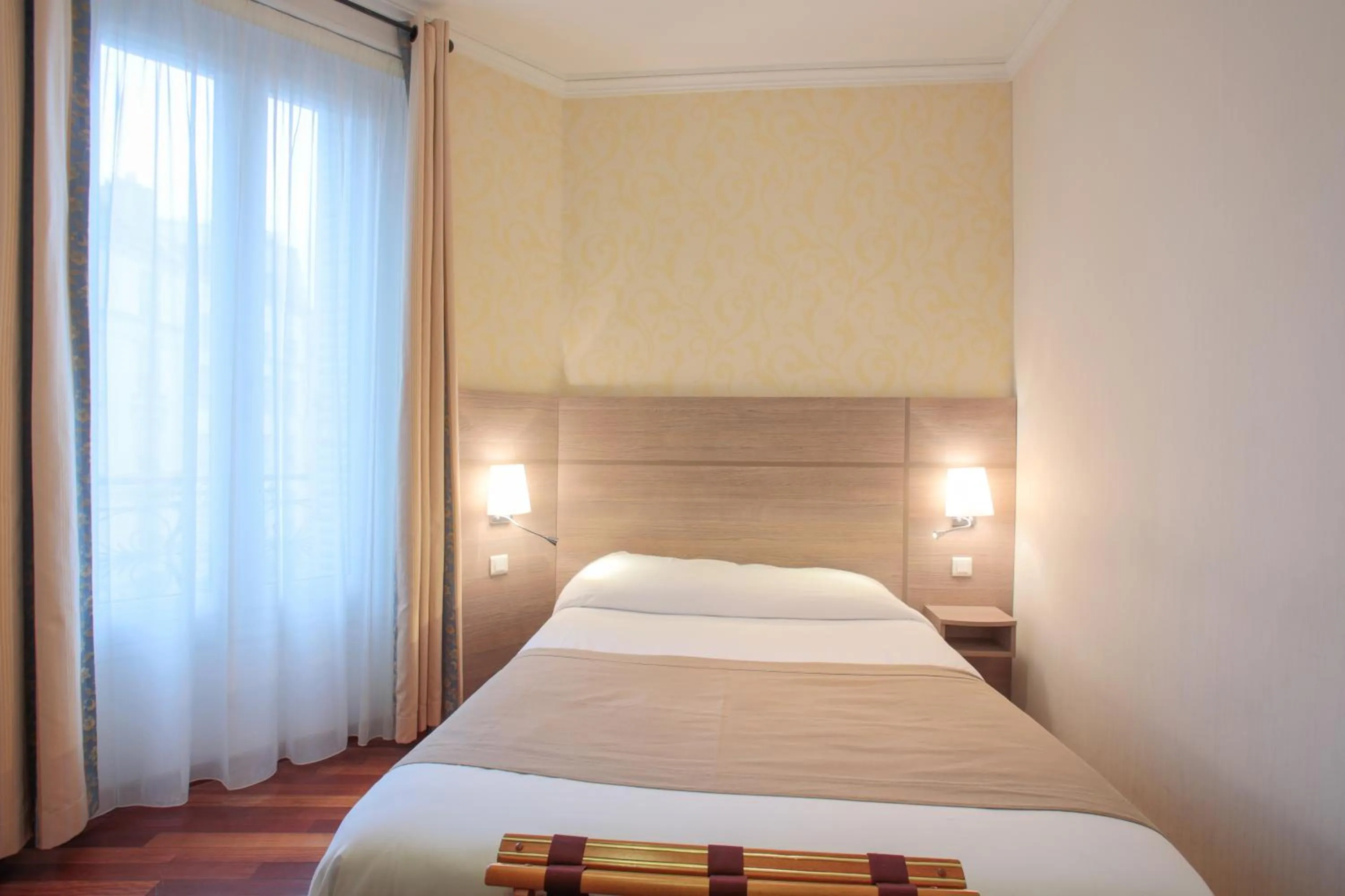 Bedroom, Bed in Grand Hotel du Loiret