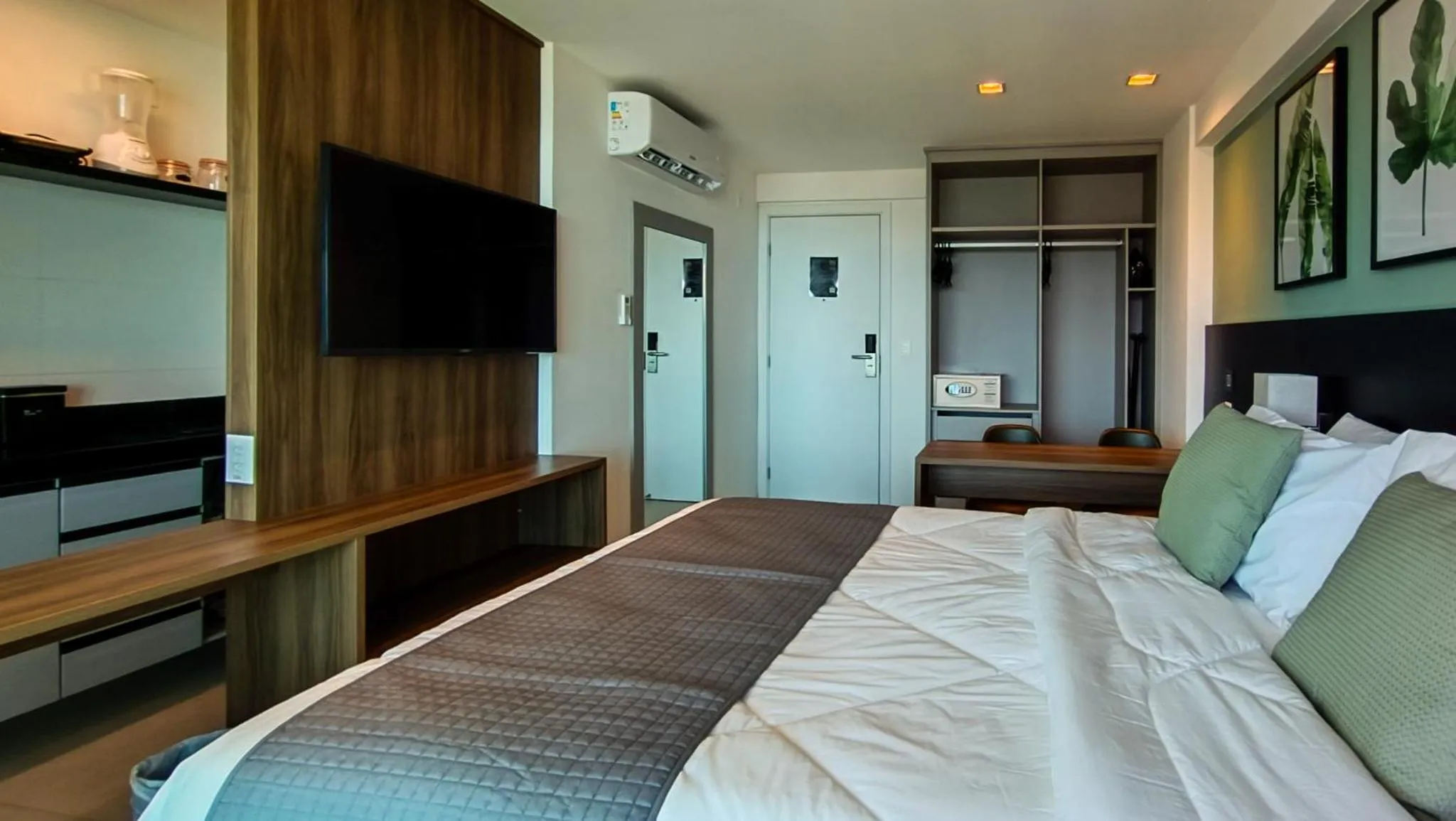 Photo of the whole room, Bed in RN Studio Premium