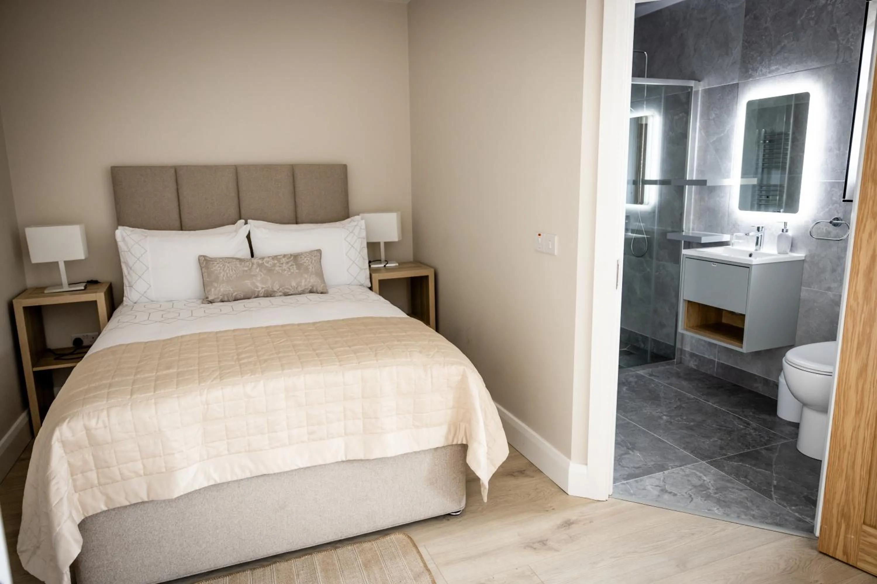 Bedroom, Bed in Cahermaclanchy House
