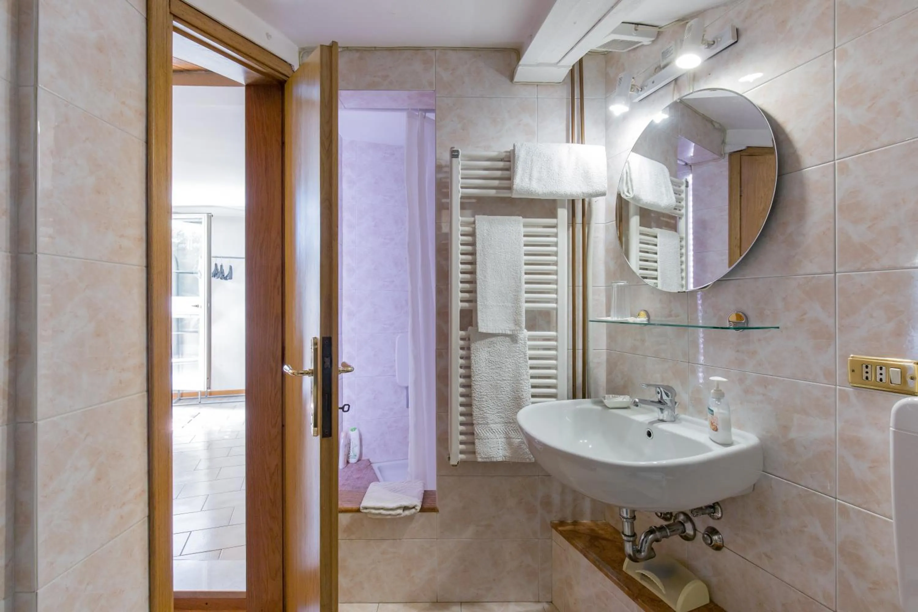 Shower in Gheller Apartment