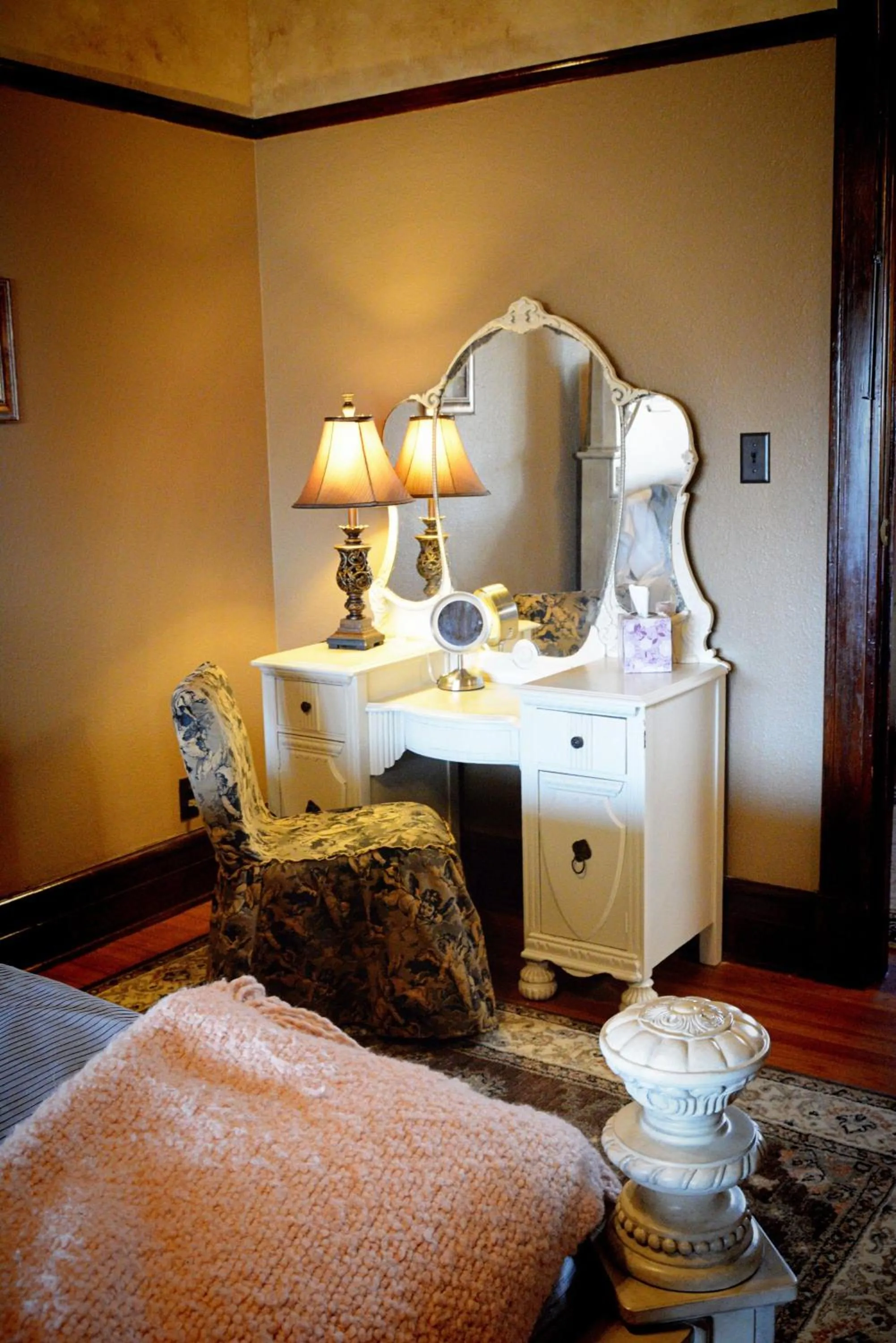 Bedroom, Bed in Iron Horse Inn