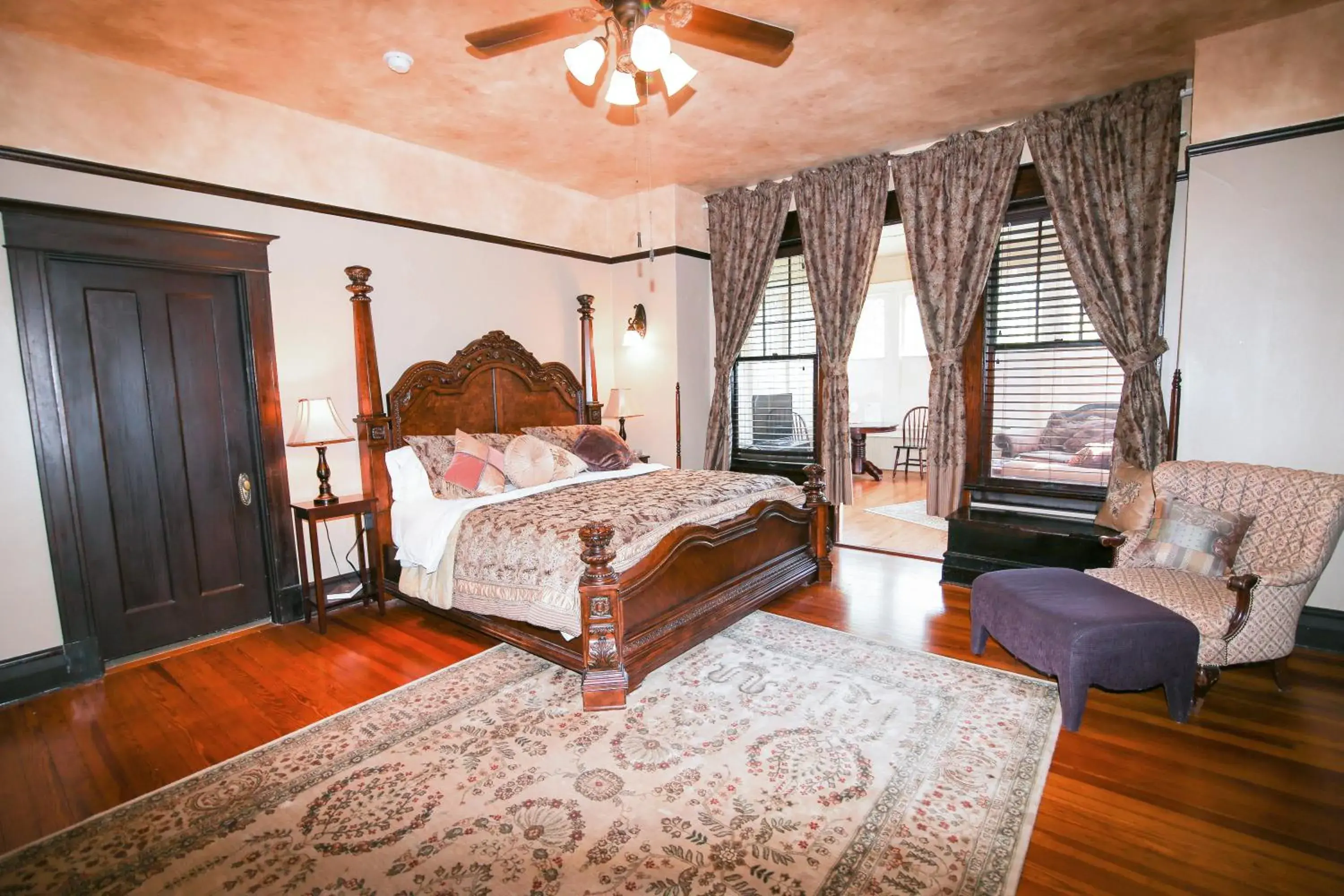 Bed in Iron Horse Inn Bed in Iron Horse Inn