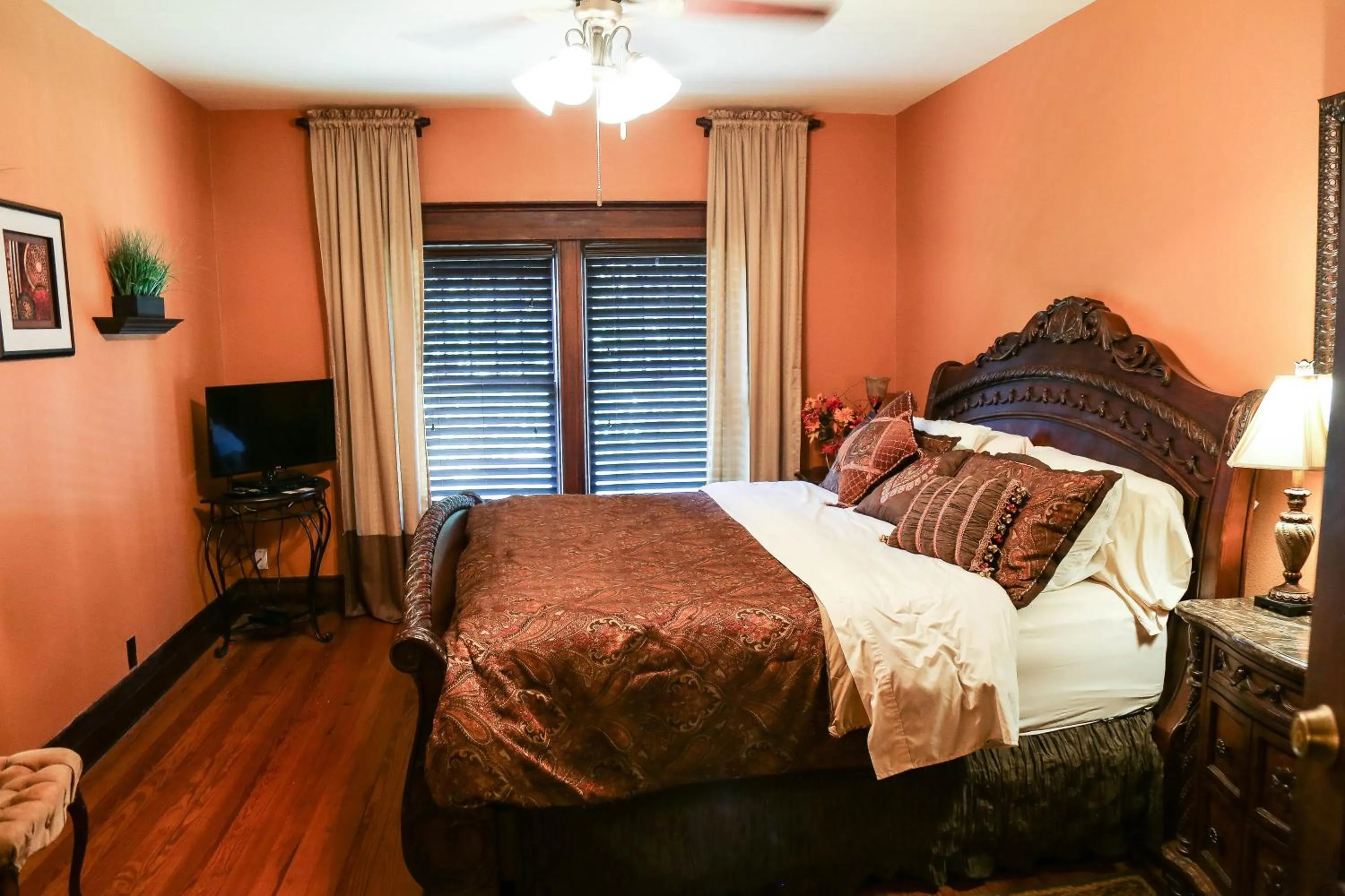 Bed in Iron Horse Inn