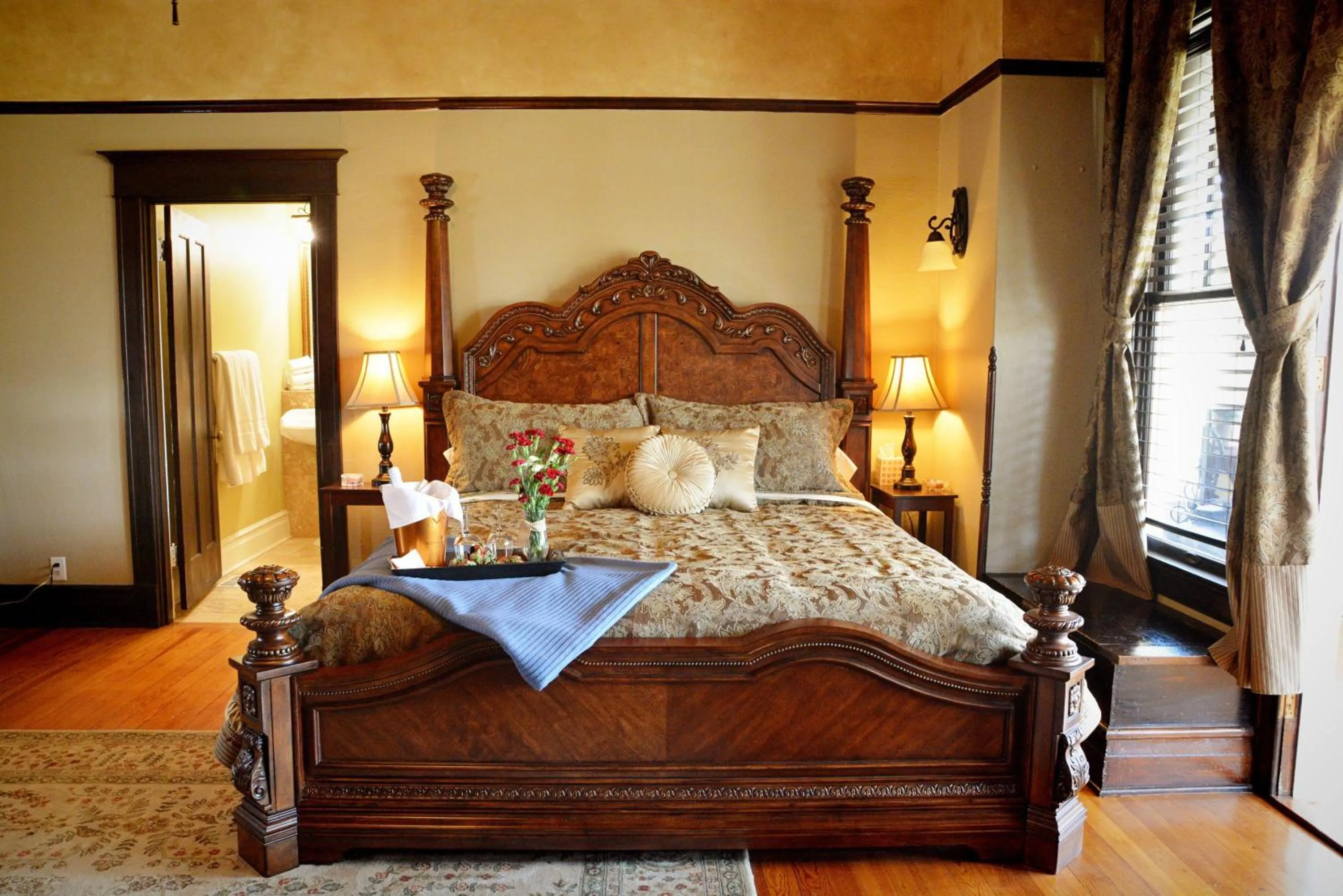 Bedroom, Bed in Iron Horse Inn