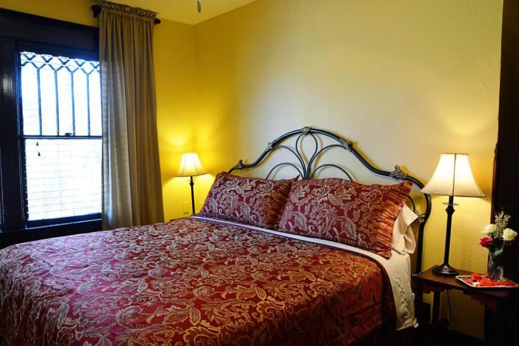 Bedroom, Bed in Iron Horse Inn