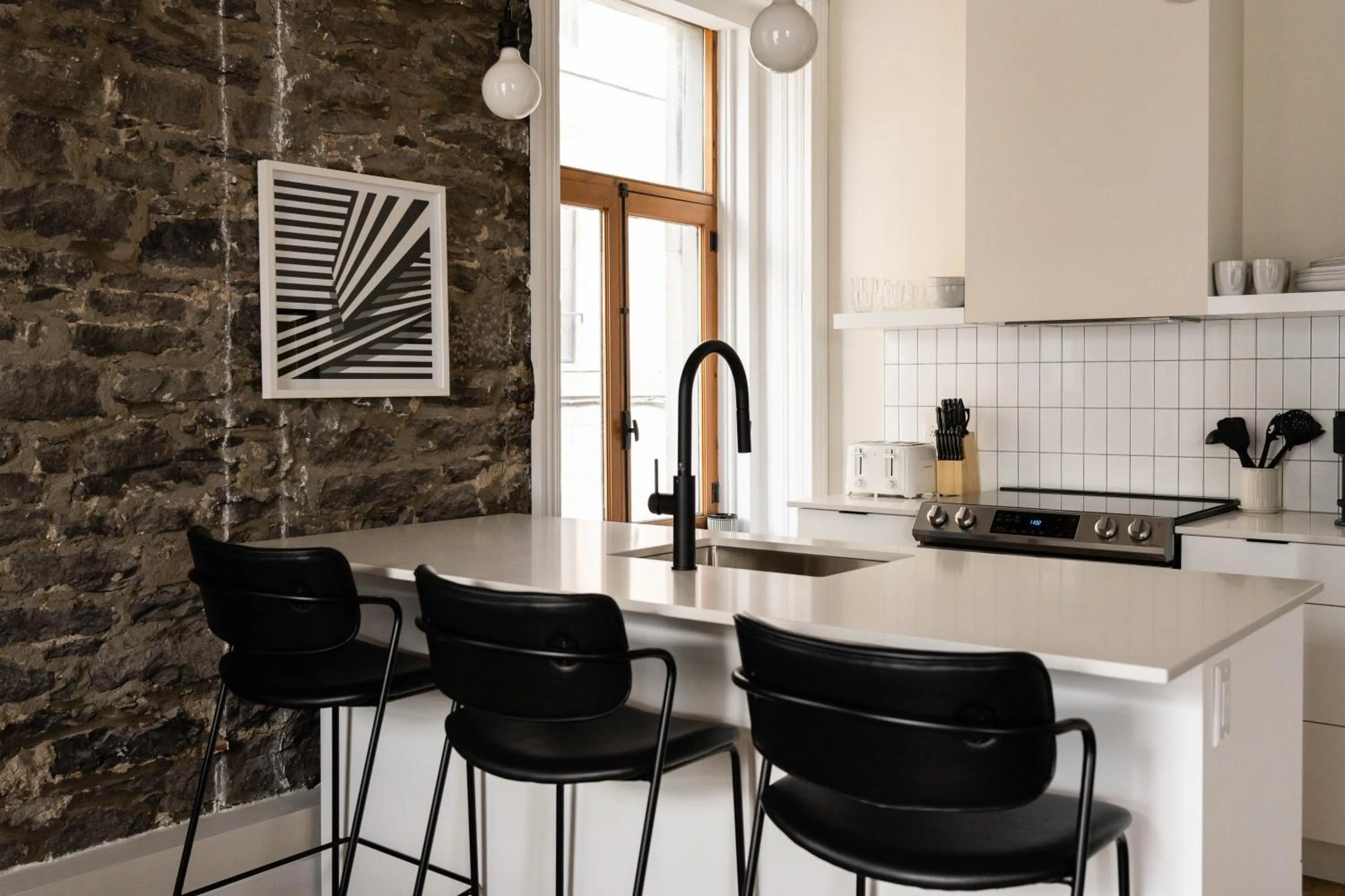 Coffee/tea facilities in Maison Place Royale by Luxury In Transit