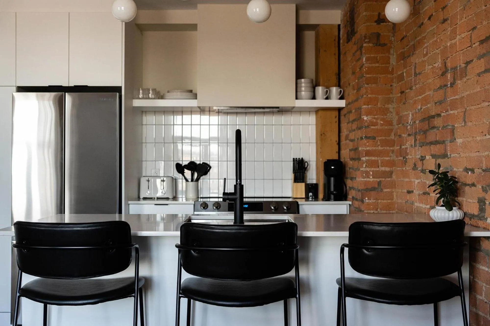 Coffee/tea facilities in Maison Place Royale by Luxury In Transit