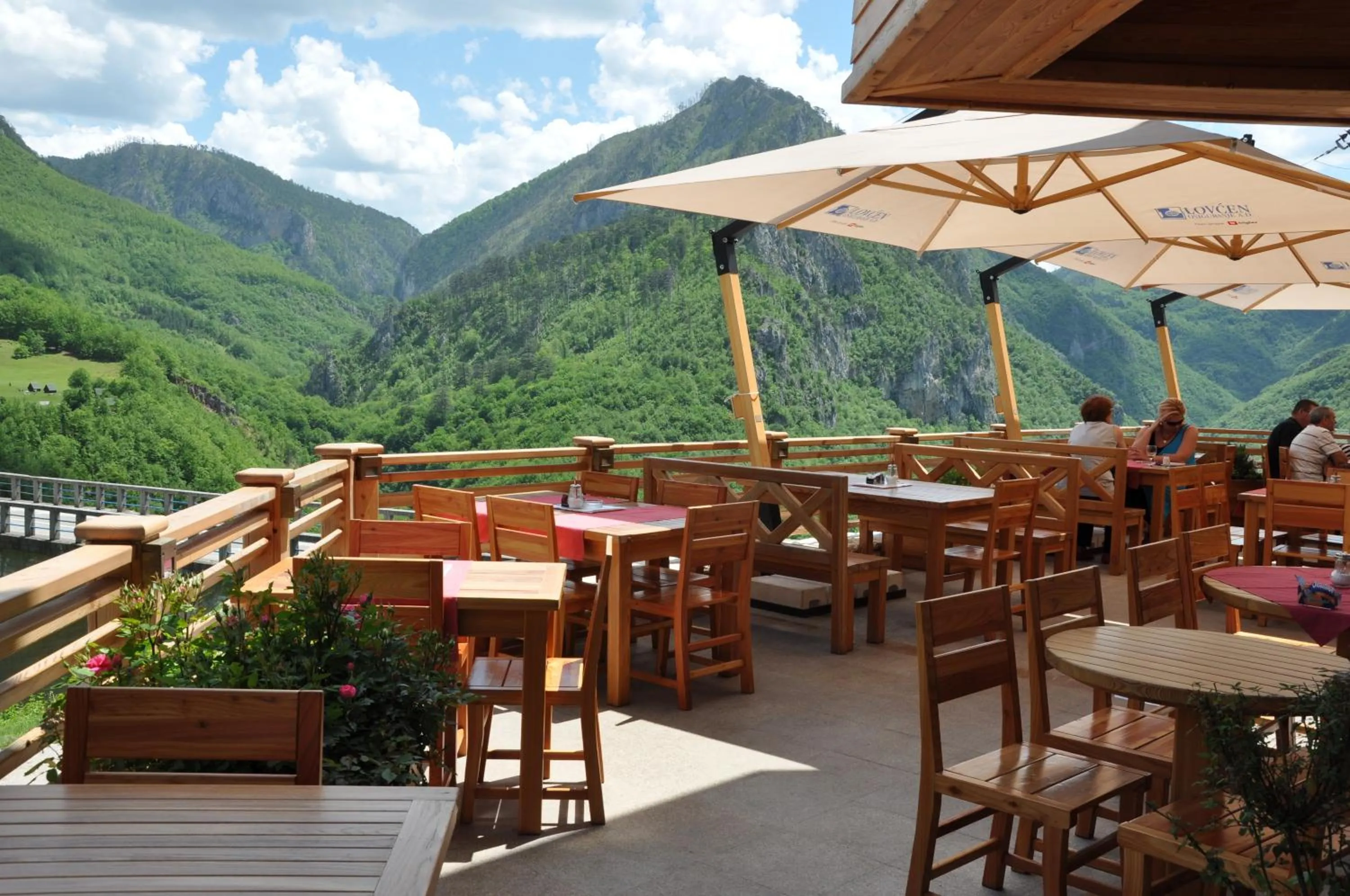 Restaurant/places to eat in Motel Tara MB