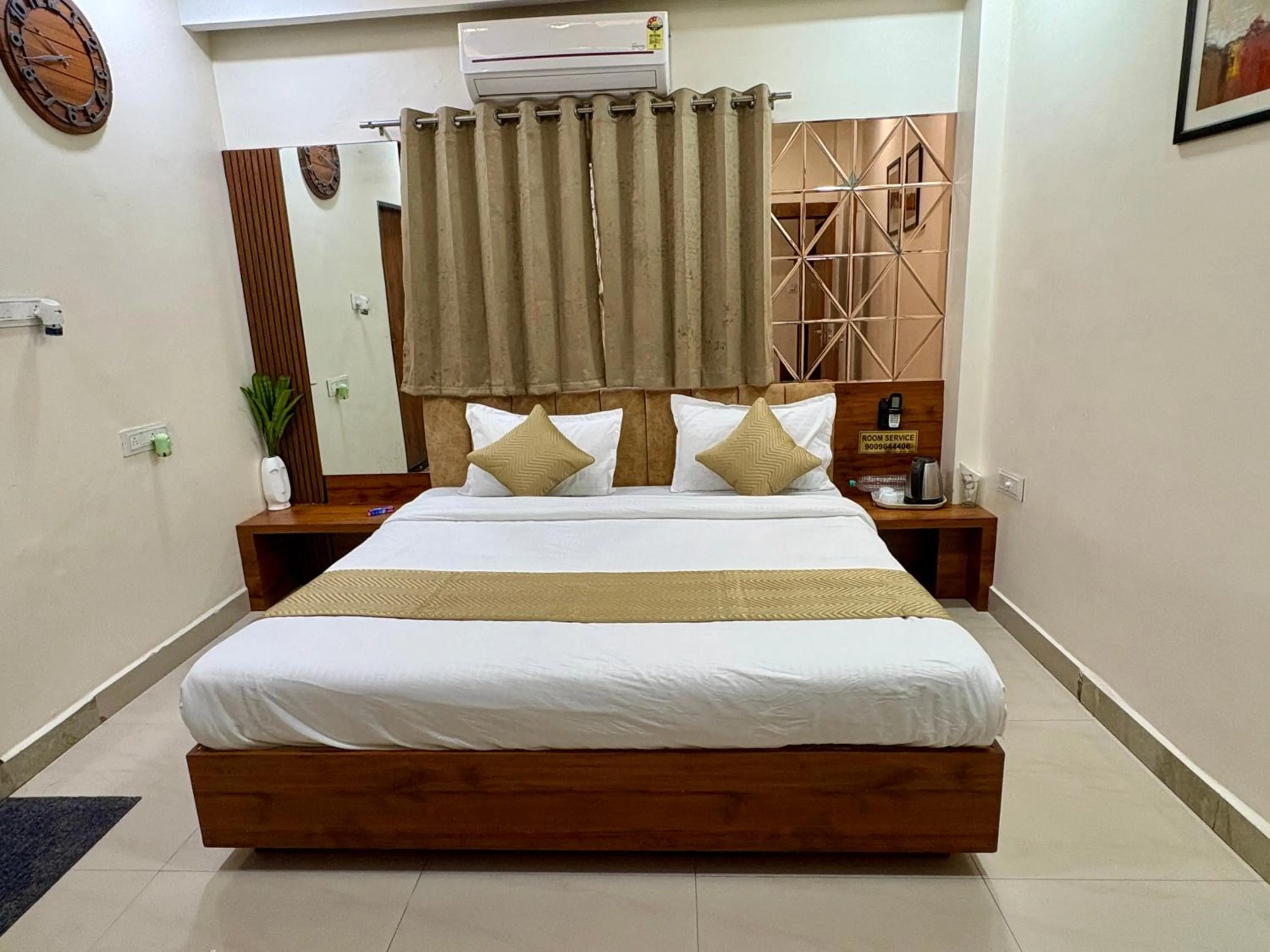 View (from property/room), Bed in Hotel Anantshree Inn Shree Mahakaleshwar Temple Ujjain