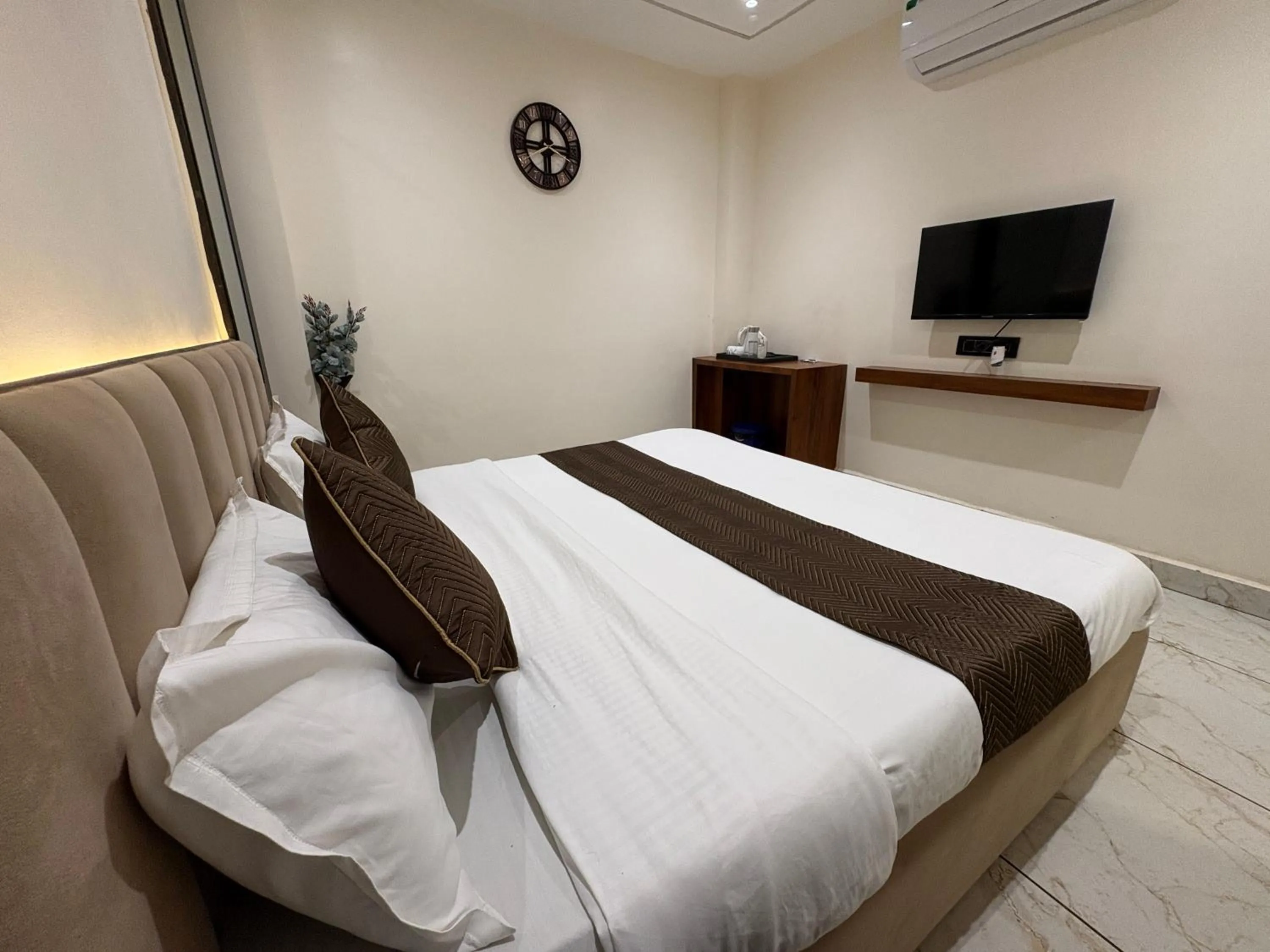 TV and multimedia, Bed in Hotel Anantshree Inn Shree Mahakaleshwar Temple Ujjain