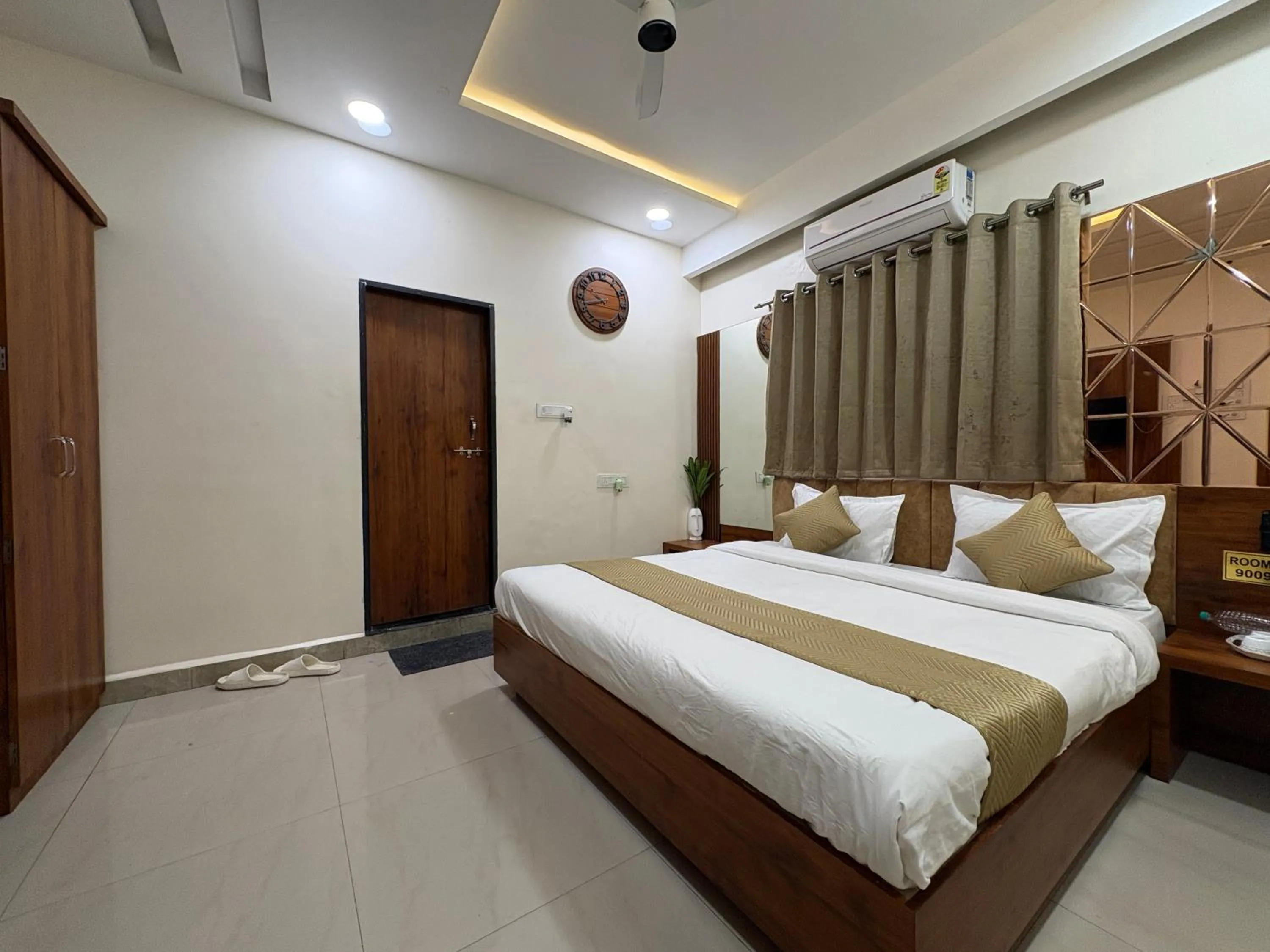 View (from property/room), Bed in Hotel Anantshree Inn Shree Mahakaleshwar Temple Ujjain