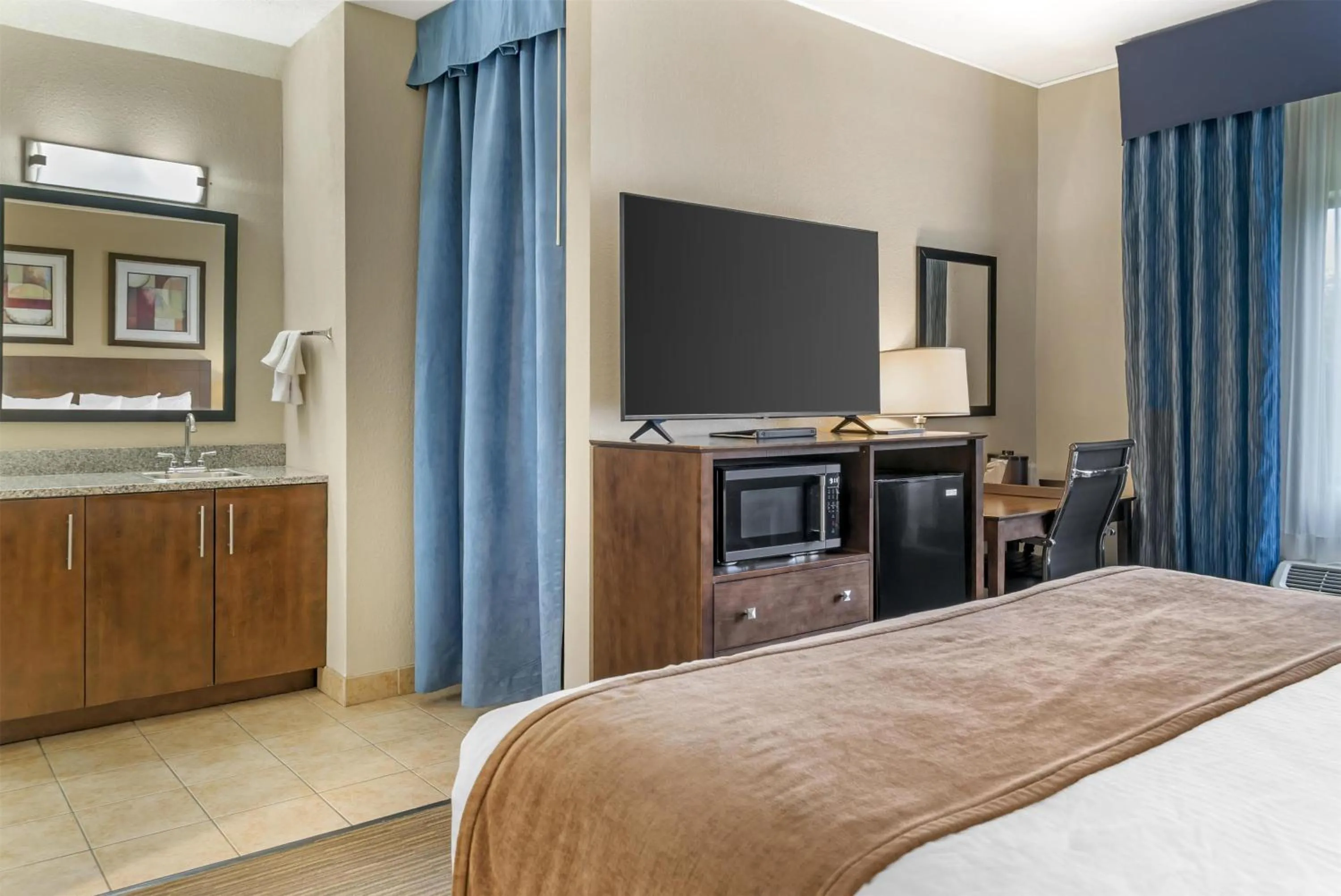 Photo of the whole room, Bed in Best Western Port Huron Blue Water Bridge