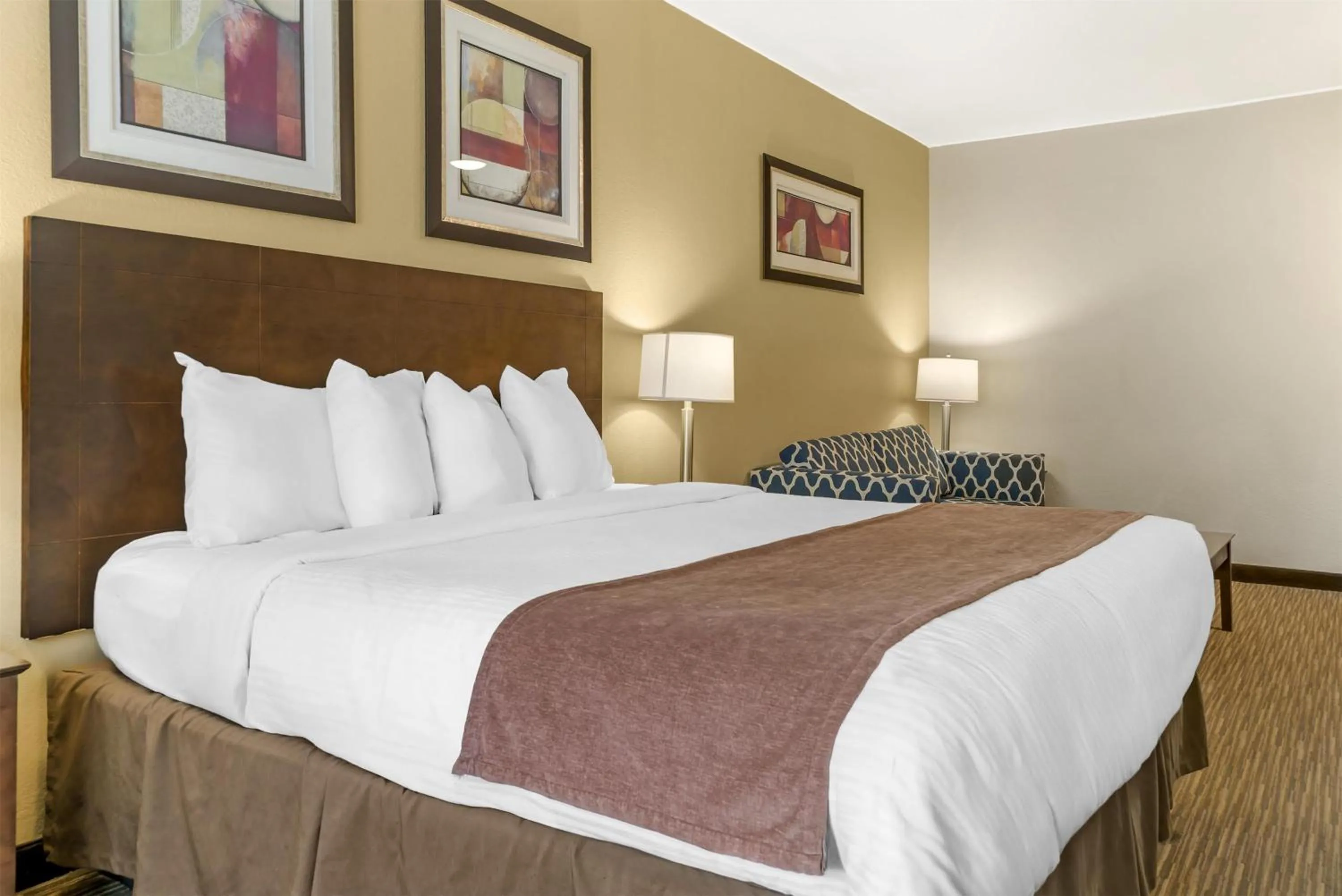 Photo of the whole room, Bed in Best Western Port Huron Blue Water Bridge